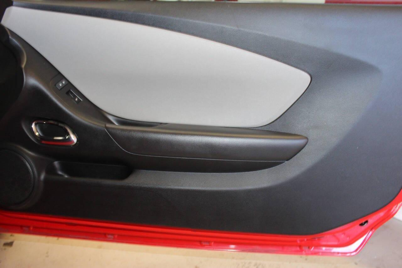 2014 Red Chevrolet Camaro 2LS Coupe (2G1FA1E38E9) with an 3.6L V6 DOHC 24V FFV engine, 6-Speed Automatic transmission, located at 4301 NW 39th , Oklahoma City, OK, 73112, (405) 949-5600, 35.512135, -97.598671 - NO DRIVERS LICENCE -NO FULL COVERAGE INSURANCE - NO CREDIT CHECK. COME ON OVER TO SUPERSPORTS, TAKE A LOOK AND TEST DRIVE. PLEASE GIVE US A CALL AT (405) 949-5600. NO LICENCIA DE CONDUCIR - NO SEGURO DE COBERTURA TOTAL - NO VERIFICACION DE CREDITO. VISITENOS EN SUPERSPORTS, MIRE NUESTRO - Photo#8