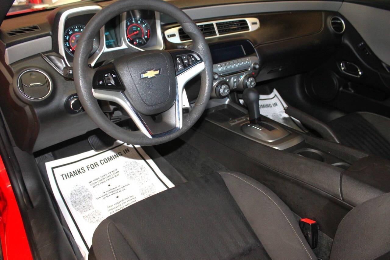 2014 Red Chevrolet Camaro 2LS Coupe (2G1FA1E38E9) with an 3.6L V6 DOHC 24V FFV engine, 6-Speed Automatic transmission, located at 4301 NW 39th , Oklahoma City, OK, 73112, (405) 949-5600, 35.512135, -97.598671 - NO DRIVERS LICENCE -NO FULL COVERAGE INSURANCE - NO CREDIT CHECK. COME ON OVER TO SUPERSPORTS, TAKE A LOOK AND TEST DRIVE. PLEASE GIVE US A CALL AT (405) 949-5600. NO LICENCIA DE CONDUCIR - NO SEGURO DE COBERTURA TOTAL - NO VERIFICACION DE CREDITO. VISITENOS EN SUPERSPORTS, MIRE NUESTRO - Photo#12