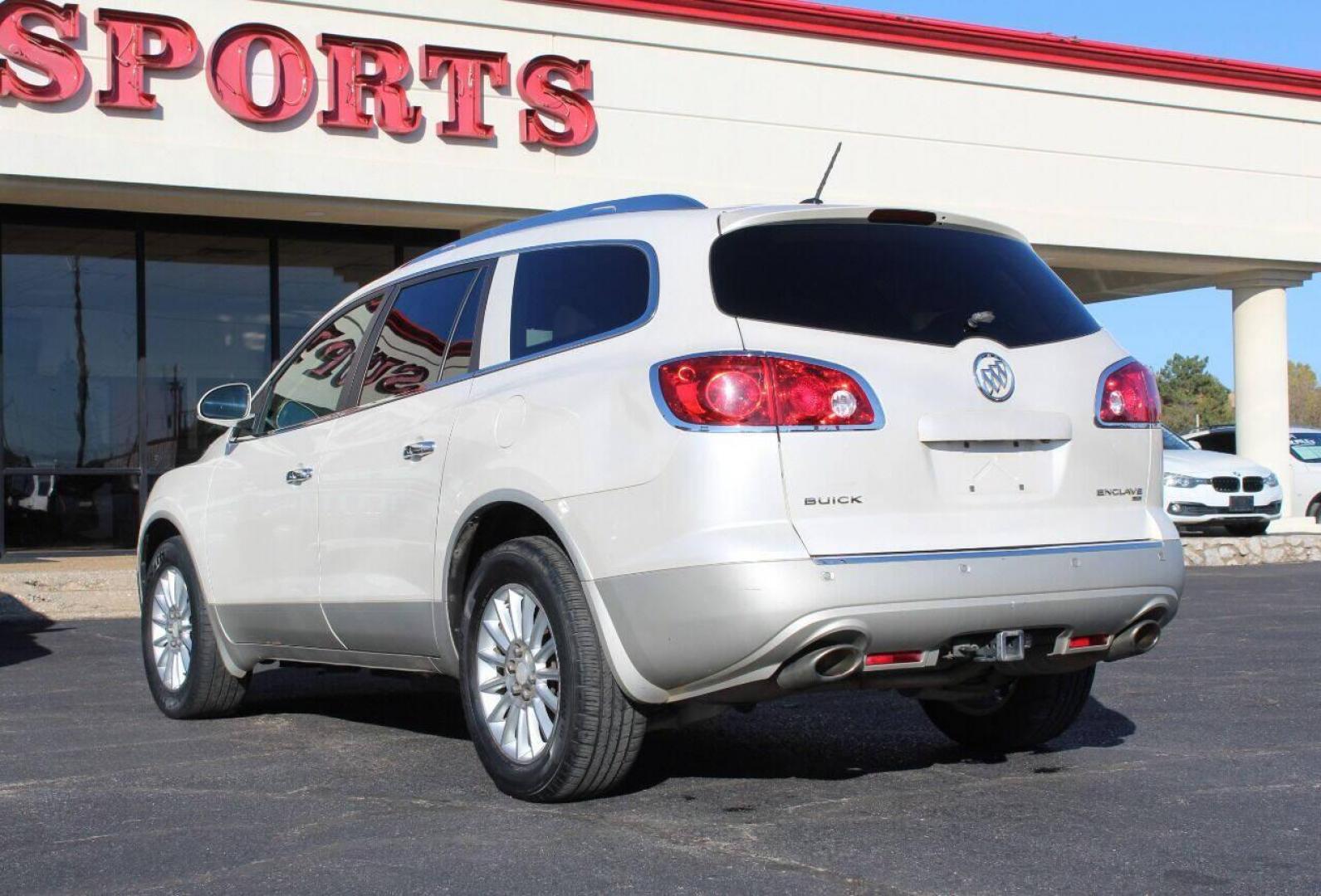 2012 White Buick Enclave Leather AWD (5GAKVCED6CJ) with an 3.6L V6 DOHC 24V engine, 6-Speed Automatic Overdrive transmission, located at 4301 NW 39th , Oklahoma City, OK, 73112, (405) 949-5600, 35.512135, -97.598671 - NO DRIVERS LICENCE - NO FULL COVERAGE INSURANCE - NO CREDIT CHECK. COME ON OVER TO SUPERSPORTS AND TAKE A LOOK AND TEST DRIVE PLEASE GIVE US A CALL AT (405) 949-5600. NO LICENCIA DE MANEJAR - NO SEGURO DE COBERTURA TOTAL - NO VERIFICACION DE CREDITO. POR FAVOR VENGAN A SUPERSPOR - Photo#5