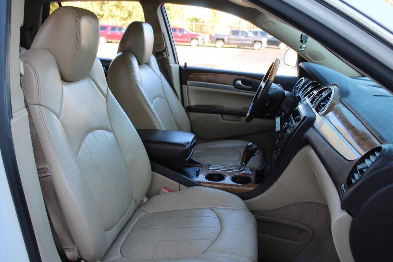 2012 White Buick Enclave Leather AWD (5GAKVCED6CJ) with an 3.6L V6 DOHC 24V engine, 6-Speed Automatic Overdrive transmission, located at 4301 NW 39th , Oklahoma City, OK, 73112, (405) 949-5600, 35.512135, -97.598671 - NO DRIVERS LICENCE - NO FULL COVERAGE INSURANCE - NO CREDIT CHECK. COME ON OVER TO SUPERSPORTS AND TAKE A LOOK AND TEST DRIVE PLEASE GIVE US A CALL AT (405) 949-5600. NO LICENCIA DE MANEJAR - NO SEGURO DE COBERTURA TOTAL - NO VERIFICACION DE CREDITO. POR FAVOR VENGAN A SUPERSPOR - Photo#9