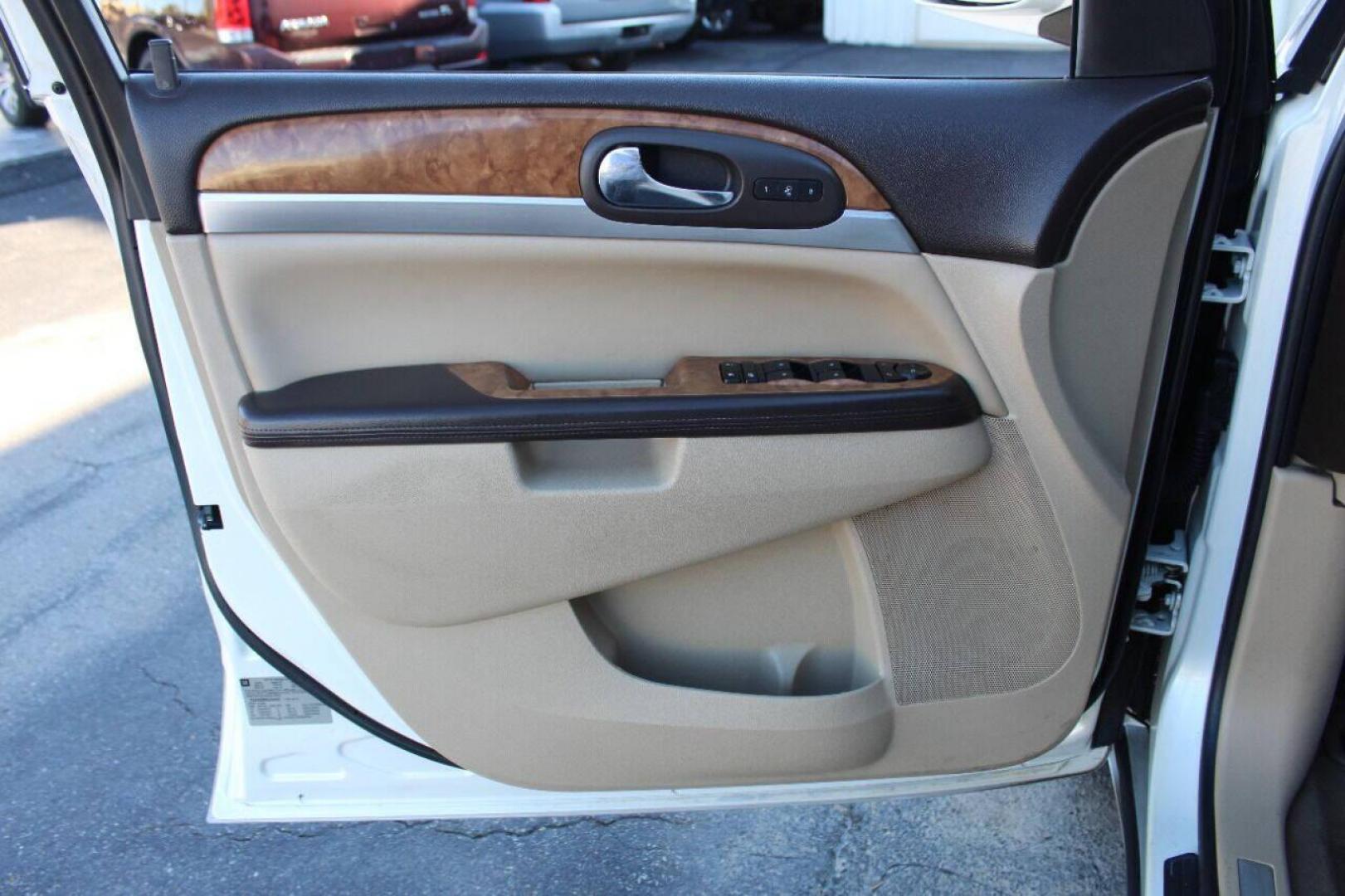 2012 White Buick Enclave Leather AWD (5GAKVCED6CJ) with an 3.6L V6 DOHC 24V engine, 6-Speed Automatic Overdrive transmission, located at 4301 NW 39th , Oklahoma City, OK, 73112, (405) 949-5600, 35.512135, -97.598671 - NO DRIVERS LICENCE - NO FULL COVERAGE INSURANCE - NO CREDIT CHECK. COME ON OVER TO SUPERSPORTS AND TAKE A LOOK AND TEST DRIVE PLEASE GIVE US A CALL AT (405) 949-5600. NO LICENCIA DE MANEJAR - NO SEGURO DE COBERTURA TOTAL - NO VERIFICACION DE CREDITO. POR FAVOR VENGAN A SUPERSPOR - Photo#16