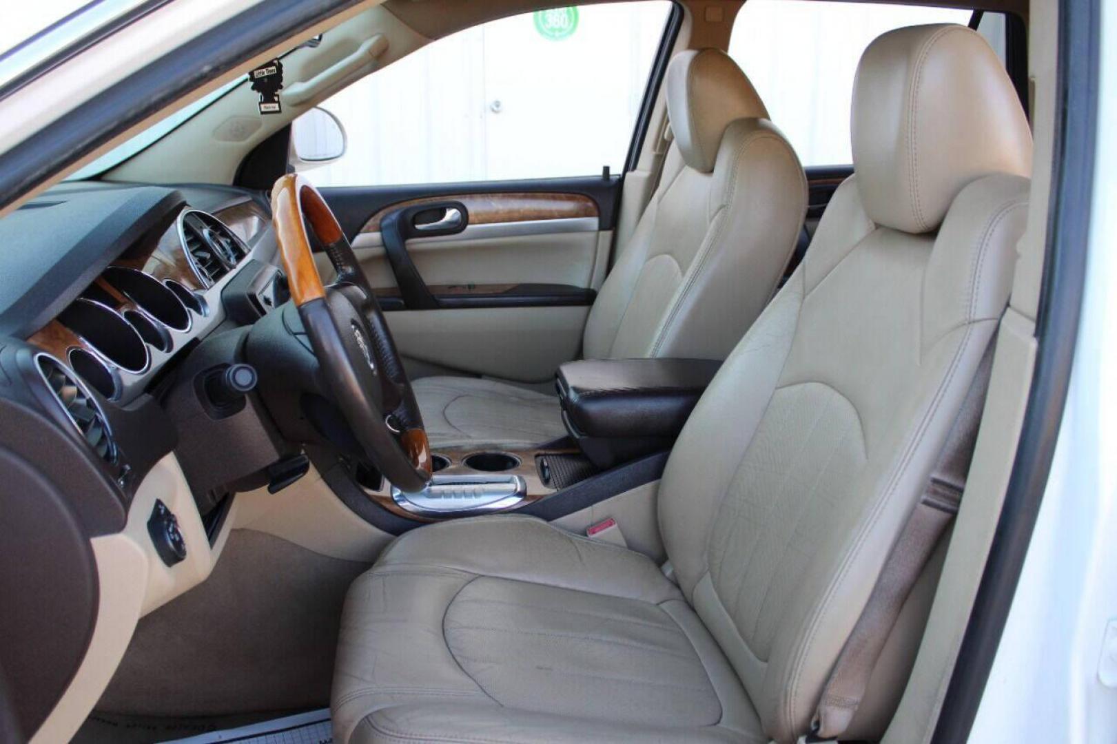 2012 White Buick Enclave Leather AWD (5GAKVCED6CJ) with an 3.6L V6 DOHC 24V engine, 6-Speed Automatic Overdrive transmission, located at 4301 NW 39th , Oklahoma City, OK, 73112, (405) 949-5600, 35.512135, -97.598671 - NO DRIVERS LICENCE - NO FULL COVERAGE INSURANCE - NO CREDIT CHECK. COME ON OVER TO SUPERSPORTS AND TAKE A LOOK AND TEST DRIVE PLEASE GIVE US A CALL AT (405) 949-5600. NO LICENCIA DE MANEJAR - NO SEGURO DE COBERTURA TOTAL - NO VERIFICACION DE CREDITO. POR FAVOR VENGAN A SUPERSPOR - Photo#17