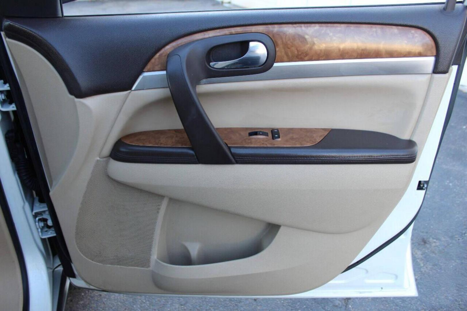 2012 White Buick Enclave Leather AWD (5GAKVCED6CJ) with an 3.6L V6 DOHC 24V engine, 6-Speed Automatic Overdrive transmission, located at 4301 NW 39th , Oklahoma City, OK, 73112, (405) 949-5600, 35.512135, -97.598671 - NO DRIVERS LICENCE - NO FULL COVERAGE INSURANCE - NO CREDIT CHECK. COME ON OVER TO SUPERSPORTS AND TAKE A LOOK AND TEST DRIVE PLEASE GIVE US A CALL AT (405) 949-5600. NO LICENCIA DE MANEJAR - NO SEGURO DE COBERTURA TOTAL - NO VERIFICACION DE CREDITO. POR FAVOR VENGAN A SUPERSPOR - Photo#8