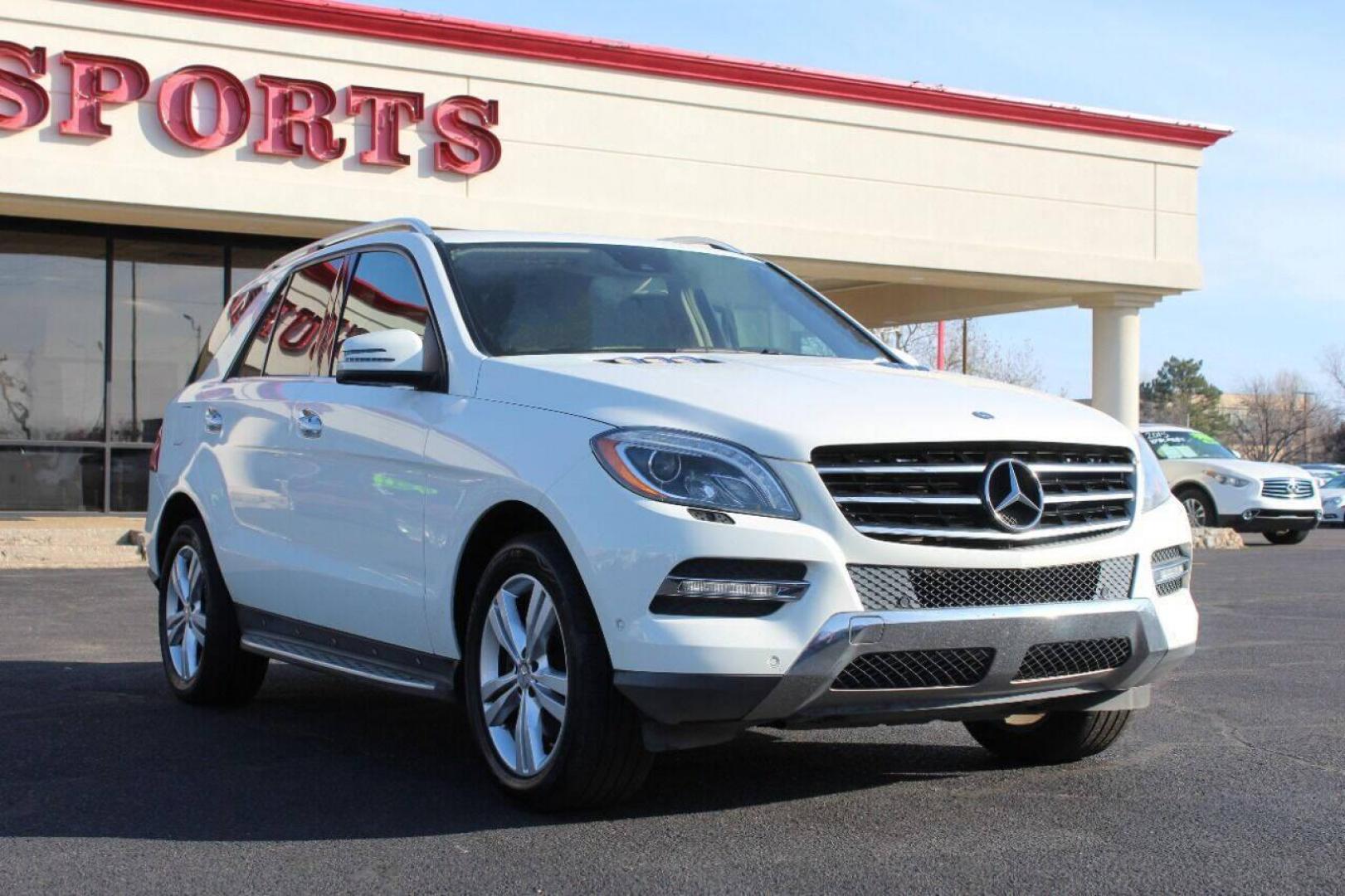 2013 White Mercedes-Benz M-Class ML350 4MATIC (4JGDA5HB9DA) with an 3.5L V6 DOHC 24V engine, 7-Speed Automatic transmission, located at 4301 NW 39th , Oklahoma City, OK, 73112, (405) 949-5600, 35.512135, -97.598671 - Photo#2