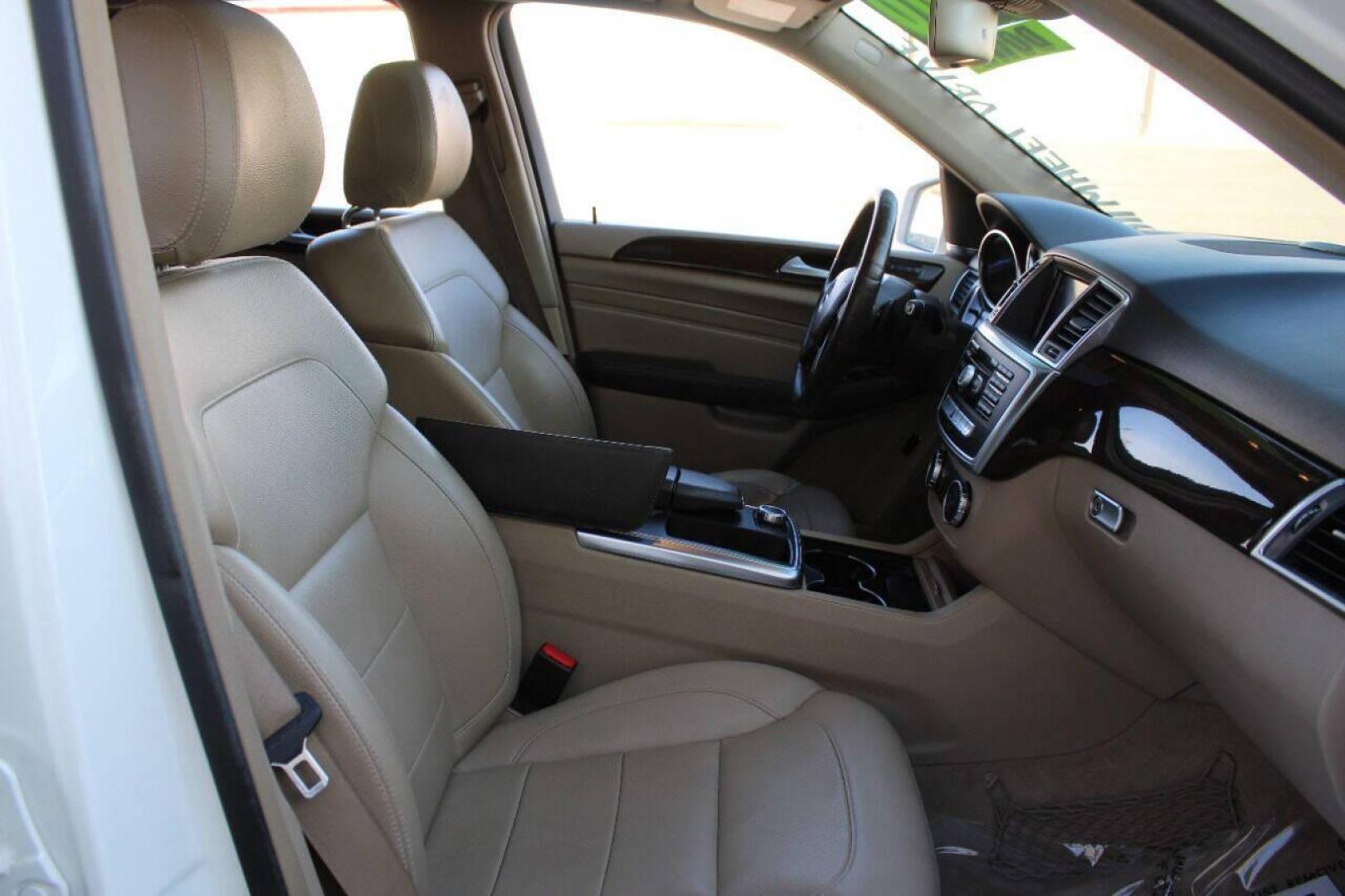 2013 White Mercedes-Benz M-Class ML350 4MATIC (4JGDA5HB9DA) with an 3.5L V6 DOHC 24V engine, 7-Speed Automatic transmission, located at 4301 NW 39th , Oklahoma City, OK, 73112, (405) 949-5600, 35.512135, -97.598671 - Photo#9