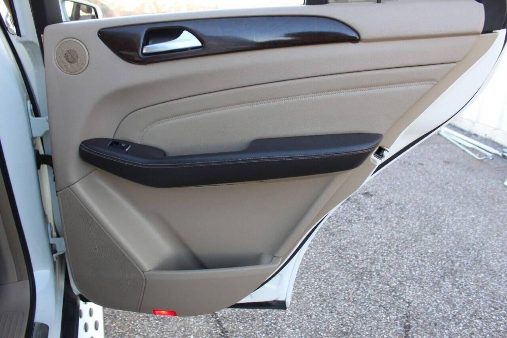 2013 White Mercedes-Benz M-Class ML350 4MATIC (4JGDA5HB9DA) with an 3.5L V6 DOHC 24V engine, 7-Speed Automatic transmission, located at 4301 NW 39th , Oklahoma City, OK, 73112, (405) 949-5600, 35.512135, -97.598671 - Photo#10