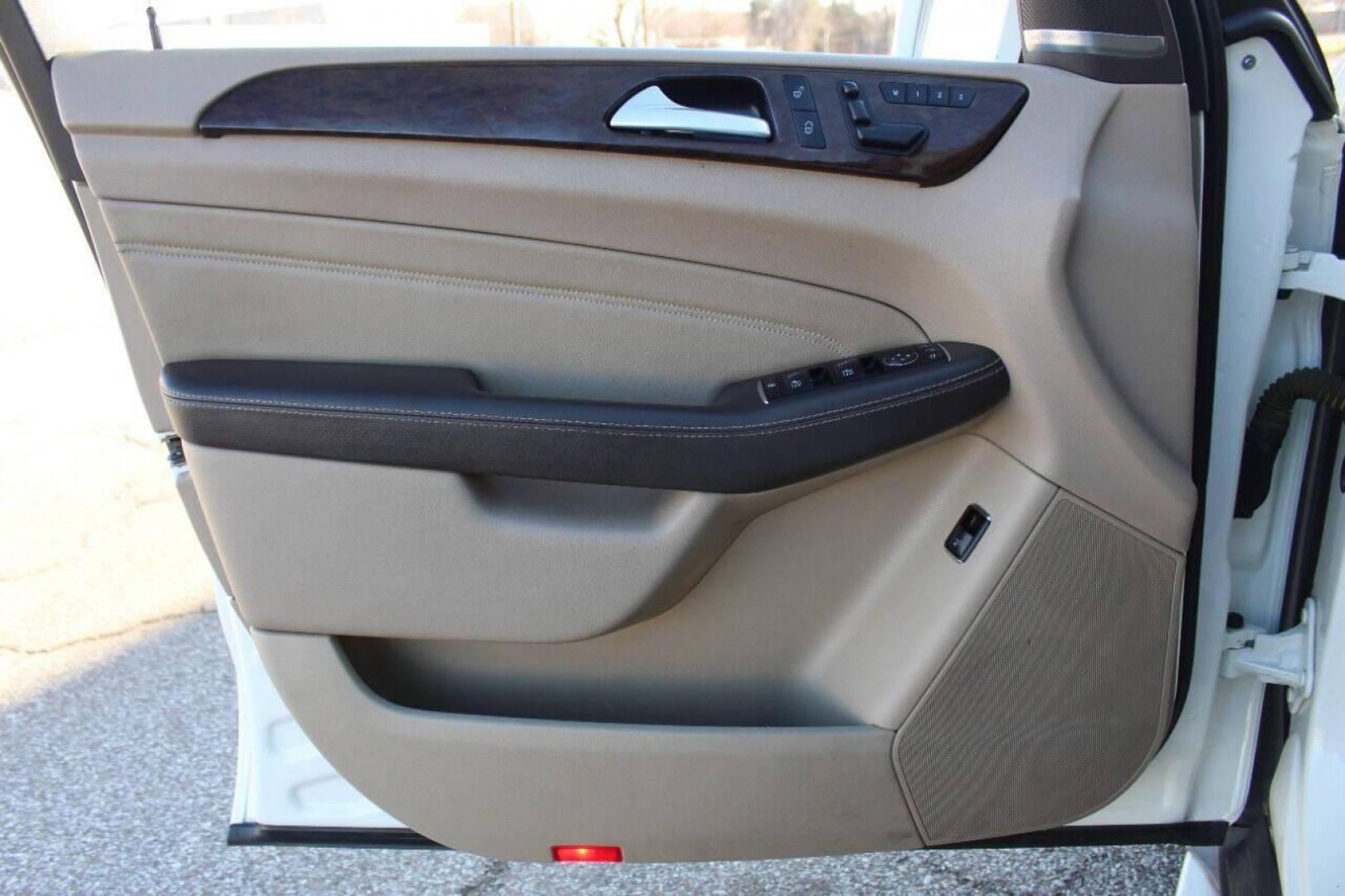 2013 White Mercedes-Benz M-Class ML350 4MATIC (4JGDA5HB9DA) with an 3.5L V6 DOHC 24V engine, 7-Speed Automatic transmission, located at 4301 NW 39th , Oklahoma City, OK, 73112, (405) 949-5600, 35.512135, -97.598671 - Photo#15