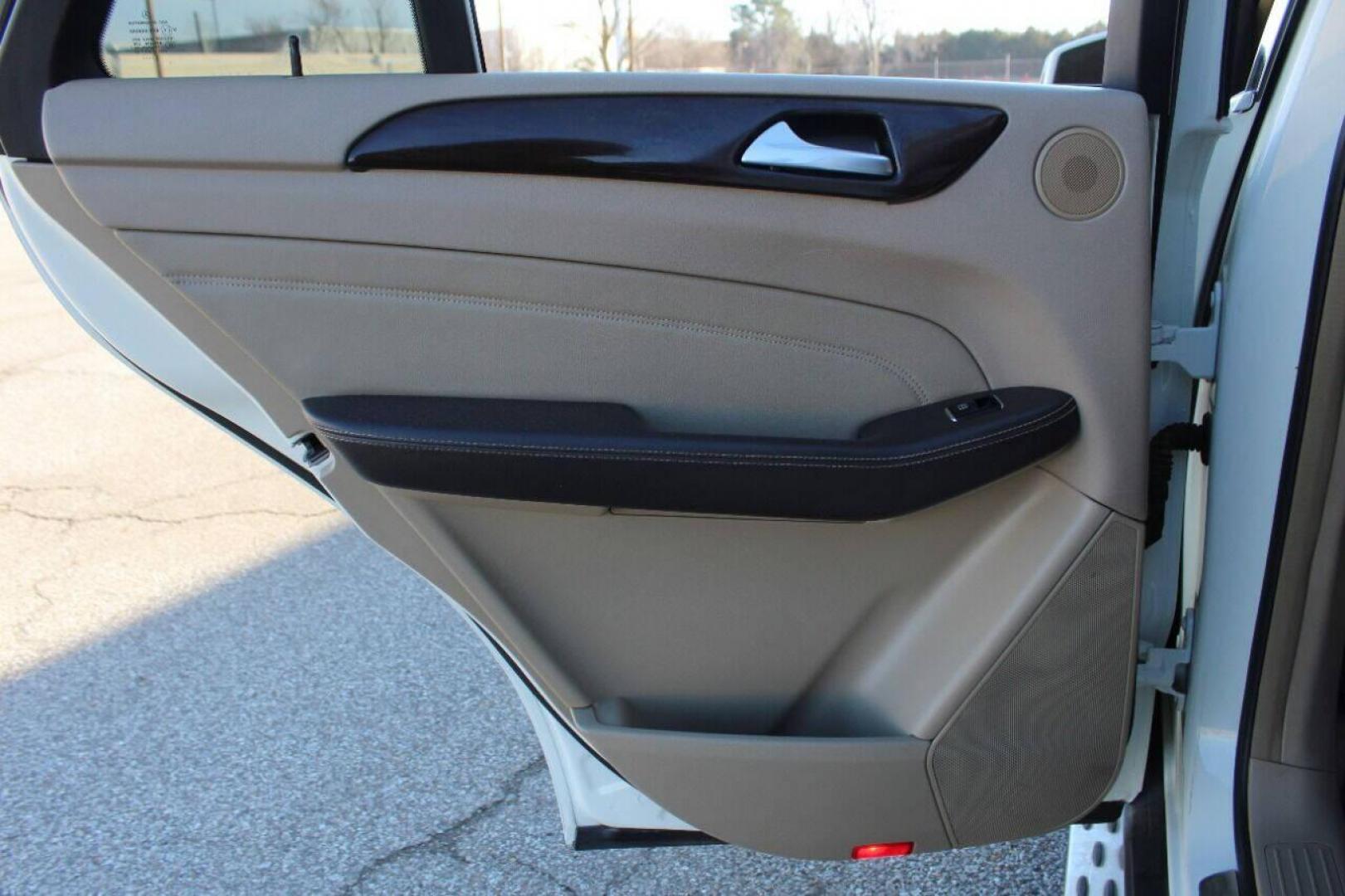 2013 White Mercedes-Benz M-Class ML350 4MATIC (4JGDA5HB9DA) with an 3.5L V6 DOHC 24V engine, 7-Speed Automatic transmission, located at 4301 NW 39th , Oklahoma City, OK, 73112, (405) 949-5600, 35.512135, -97.598671 - Photo#13