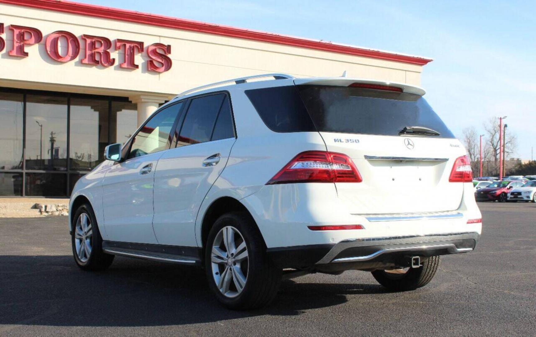 2013 White Mercedes-Benz M-Class ML350 4MATIC (4JGDA5HB9DA) with an 3.5L V6 DOHC 24V engine, 7-Speed Automatic transmission, located at 4301 NW 39th , Oklahoma City, OK, 73112, (405) 949-5600, 35.512135, -97.598671 - Photo#5