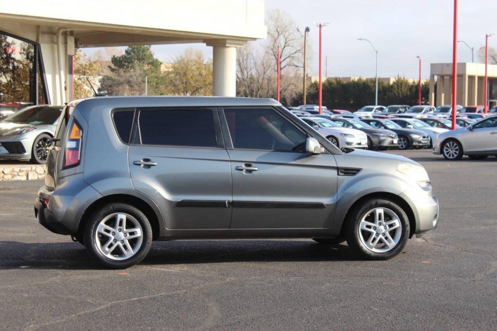 2011 Gray Kia Soul ! (KNDJT2A27B7) with an 2.0L L4 DOHC 16V engine, Automatic 4-Speed transmission, located at 4301 NW 39th , Oklahoma City, OK, 73112, (405) 949-5600, 35.512135, -97.598671 - Photo#2