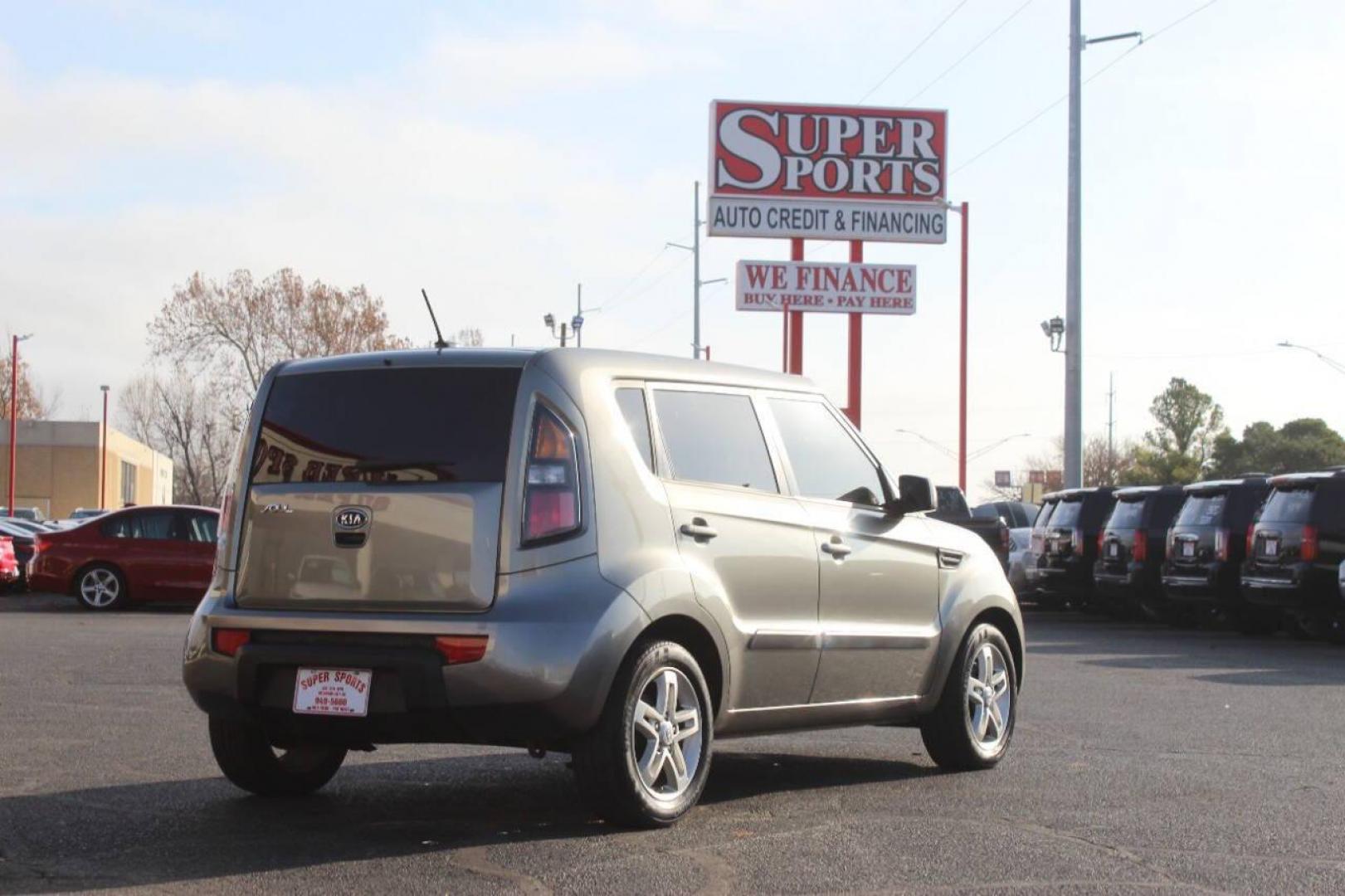 2011 Gray Kia Soul ! (KNDJT2A27B7) with an 2.0L L4 DOHC 16V engine, Automatic 4-Speed transmission, located at 4301 NW 39th , Oklahoma City, OK, 73112, (405) 949-5600, 35.512135, -97.598671 - Photo#3