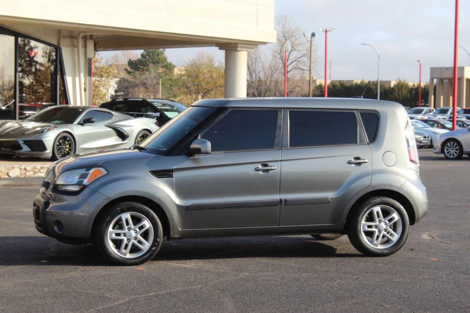 2011 Gray Kia Soul ! (KNDJT2A27B7) with an 2.0L L4 DOHC 16V engine, Automatic 4-Speed transmission, located at 4301 NW 39th , Oklahoma City, OK, 73112, (405) 949-5600, 35.512135, -97.598671 - Photo#5