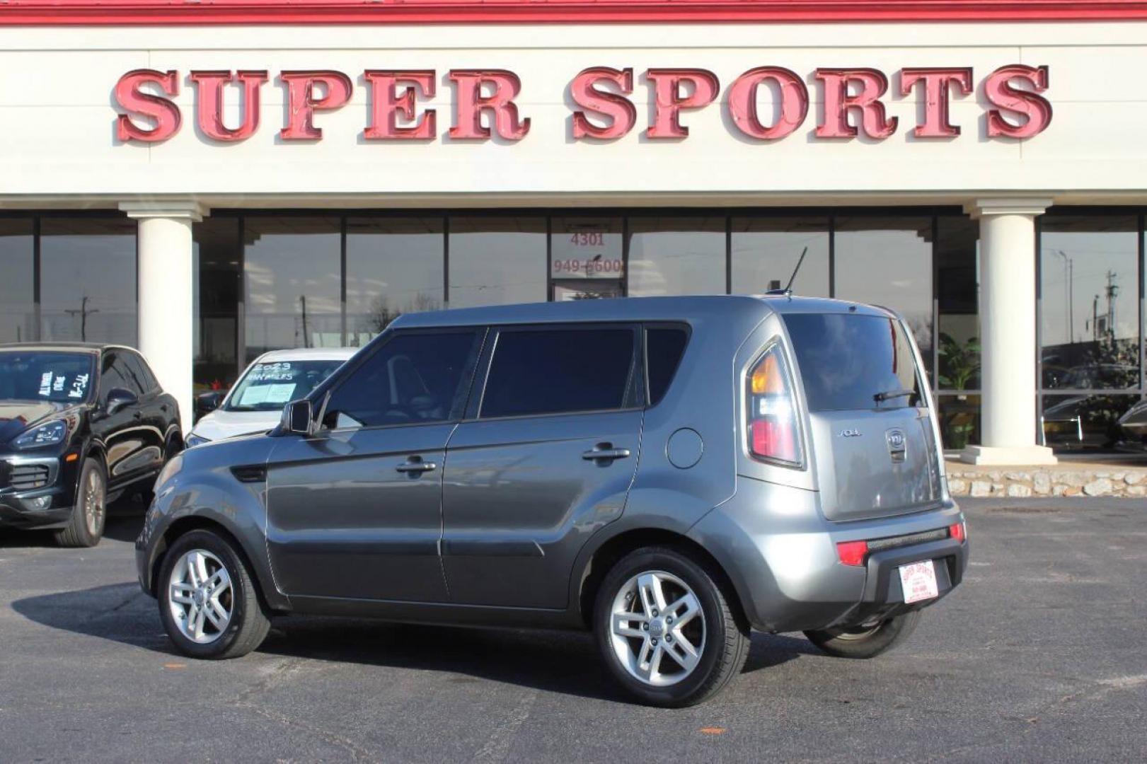 2011 Gray Kia Soul ! (KNDJT2A27B7) with an 2.0L L4 DOHC 16V engine, Automatic 4-Speed transmission, located at 4301 NW 39th , Oklahoma City, OK, 73112, (405) 949-5600, 35.512135, -97.598671 - Photo#4
