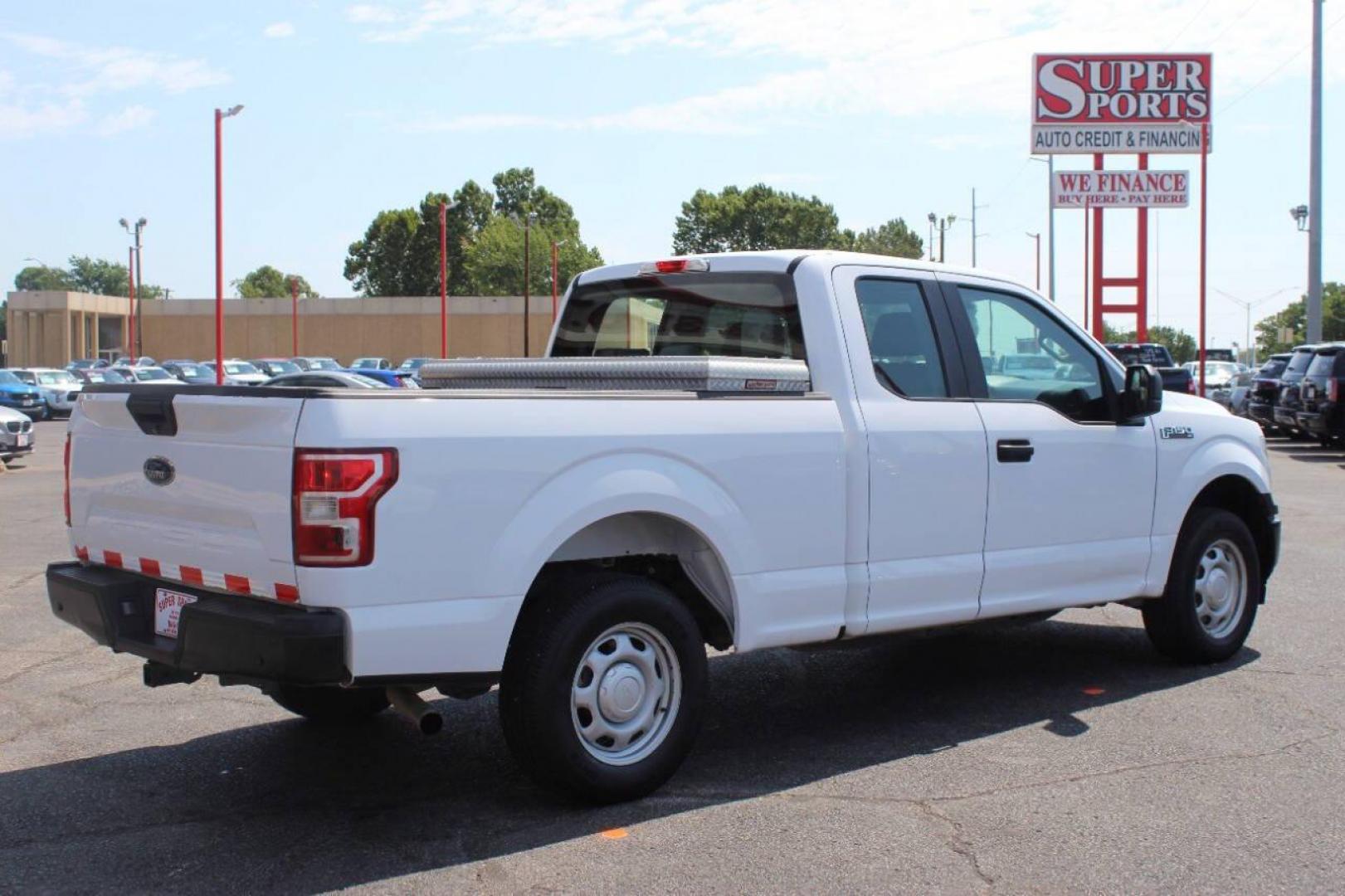 2018 White Ford F-150 XL SuperCab 6.5-ft. Bed 2WD (1FTEX1C55JK) with an 5.0L V8 OHV 16V engine, 6A transmission, located at 4301 NW 39th , Oklahoma City, OK, 73112, (405) 949-5600, 35.512135, -97.598671 - NO DRIVERS LICENCE -NO FULL COVERAGE INSURANCE - NO CREDIT CHECK. COME ON OVER TO SUPERSPORTS, TAKE A LOOK AND TEST DRIVE. PLEASE GIVE US A CALL AT (405) 949-5600. NO LICENCIA DE CONDUCIR - NO SEGURO DE COBERTURA TOTAL - NO VERIFICACION DE CREDITO. VISITENOS EN SUPERSPORTS, MIRE NUESTRO - Photo#4