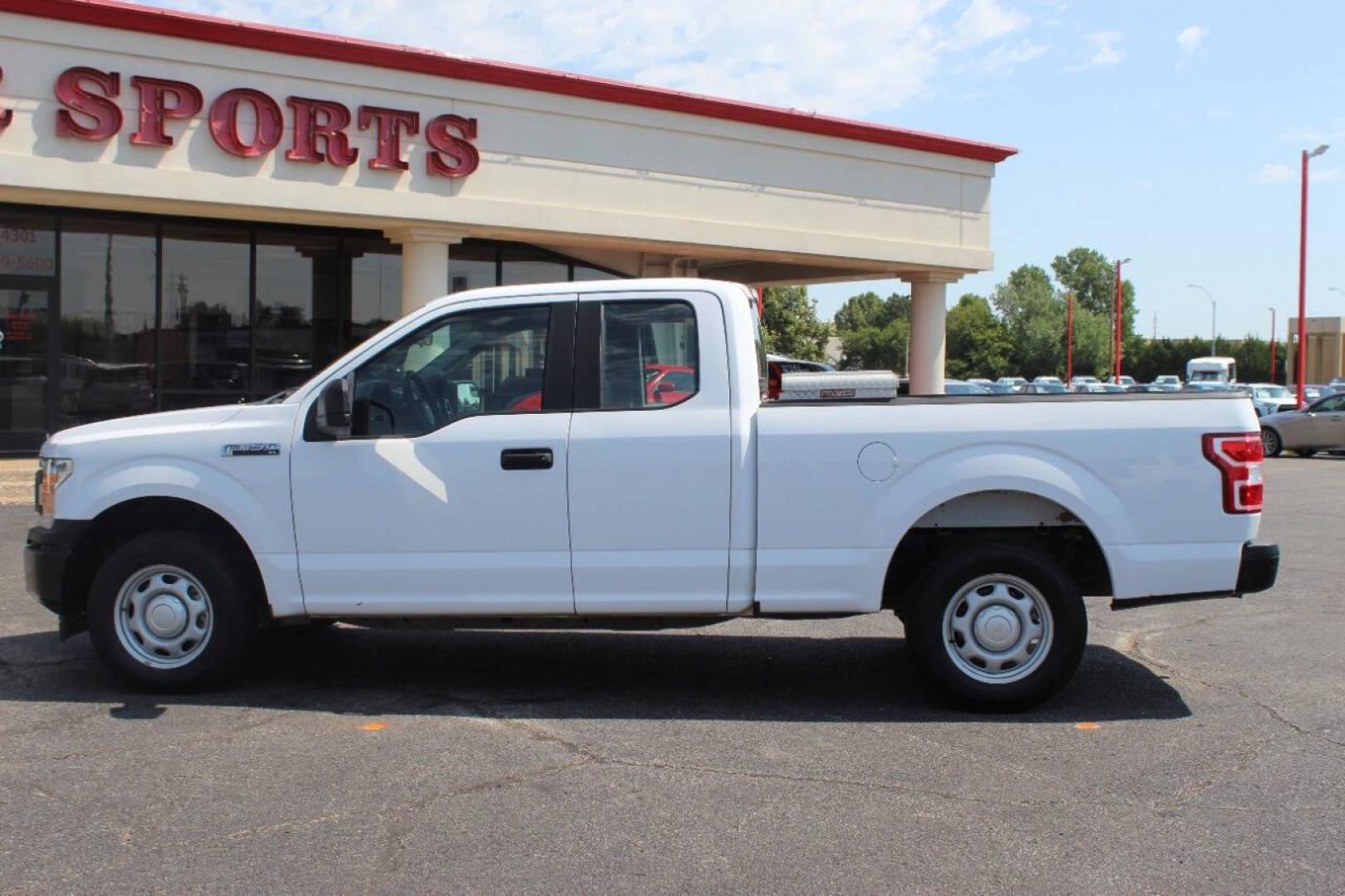 2018 White Ford F-150 XL SuperCab 6.5-ft. Bed 2WD (1FTEX1C55JK) with an 5.0L V8 OHV 16V engine, 6A transmission, located at 4301 NW 39th , Oklahoma City, OK, 73112, (405) 949-5600, 35.512135, -97.598671 - NO DRIVERS LICENCE -NO FULL COVERAGE INSURANCE - NO CREDIT CHECK. COME ON OVER TO SUPERSPORTS, TAKE A LOOK AND TEST DRIVE. PLEASE GIVE US A CALL AT (405) 949-5600. NO LICENCIA DE CONDUCIR - NO SEGURO DE COBERTURA TOTAL - NO VERIFICACION DE CREDITO. VISITENOS EN SUPERSPORTS, MIRE NUESTRO - Photo#6