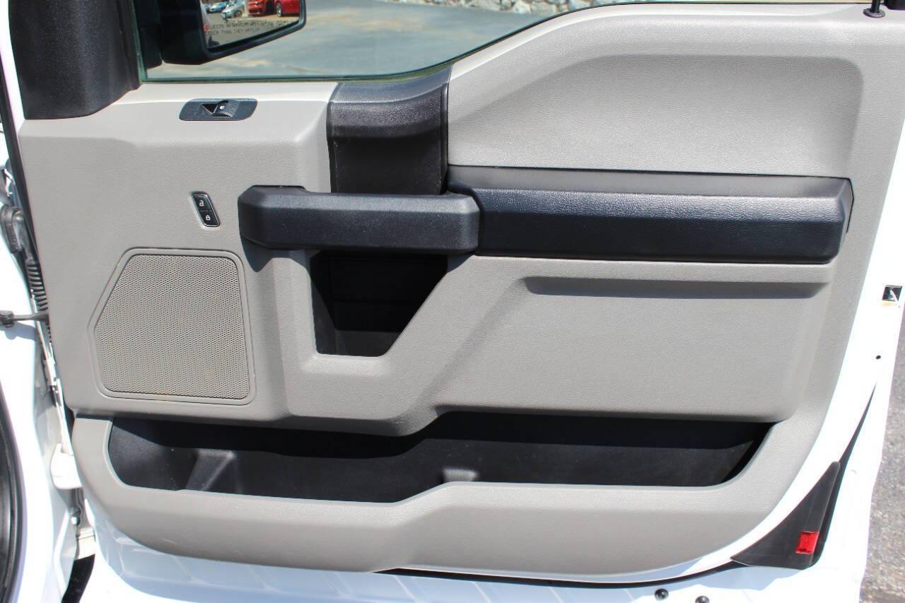 2018 White Ford F-150 XL SuperCab 6.5-ft. Bed 2WD (1FTEX1C55JK) with an 5.0L V8 OHV 16V engine, 6A transmission, located at 4301 NW 39th , Oklahoma City, OK, 73112, (405) 949-5600, 35.512135, -97.598671 - NO DRIVERS LICENCE -NO FULL COVERAGE INSURANCE - NO CREDIT CHECK. COME ON OVER TO SUPERSPORTS, TAKE A LOOK AND TEST DRIVE. PLEASE GIVE US A CALL AT (405) 949-5600. NO LICENCIA DE CONDUCIR - NO SEGURO DE COBERTURA TOTAL - NO VERIFICACION DE CREDITO. VISITENOS EN SUPERSPORTS, MIRE NUESTRO - Photo#9