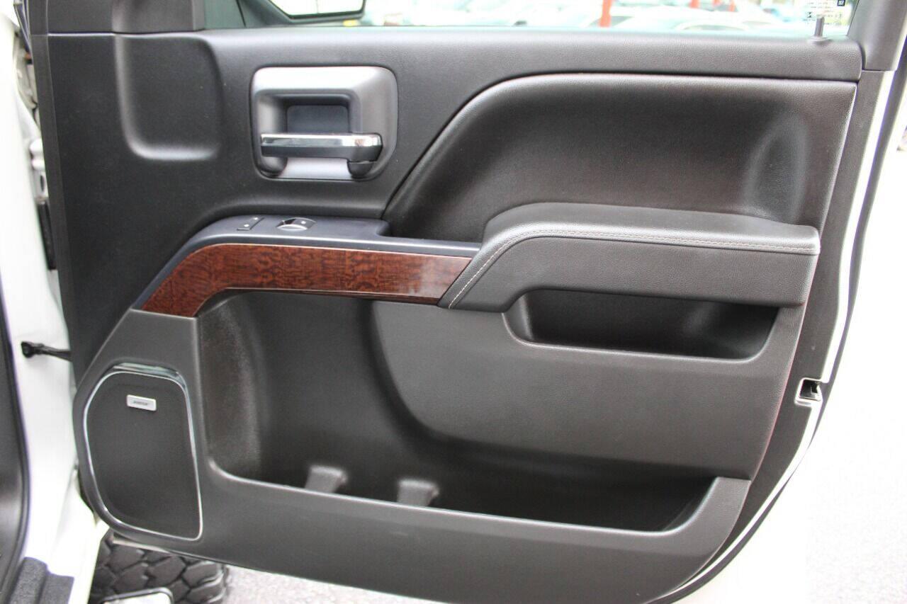 2016 White GMC Sierra 1500 SLT Crew Cab Long Box 4WD (3GTU2NEC6GG) with an 5.3L V8 5.3L V8 engine, Automatic 6-Speed transmission, located at 4301 NW 39th , Oklahoma City, OK, 73112, (405) 949-5600, 35.512135, -97.598671 - NO DRIVERS LICENCE NO-FULL COVERAGE INSURANCE-NO CREDIT CHECK. COME ON OVER TO SUPERSPORTS AND TAKE A LOOK AND TEST DRIVE. PLEASE GIVE US A CALL AT (405) 949-5600. NO LICENSIA DE MANEJAR- NO SEGURO DE COBERTURA TOTAL- NO VERIFICACCION DE CREDITO. POR FAVOR VENGAN A SUPERSPORTS, ECHE UN - Photo#9