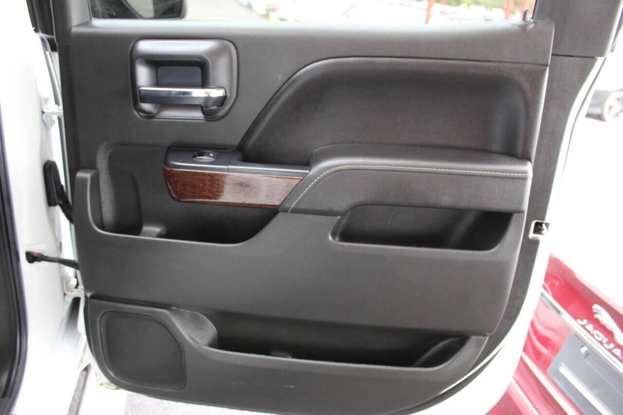 2016 White GMC Sierra 1500 SLT Crew Cab Long Box 4WD (3GTU2NEC6GG) with an 5.3L V8 5.3L V8 engine, Automatic 6-Speed transmission, located at 4301 NW 39th , Oklahoma City, OK, 73112, (405) 949-5600, 35.512135, -97.598671 - NO DRIVERS LICENCE NO-FULL COVERAGE INSURANCE-NO CREDIT CHECK. COME ON OVER TO SUPERSPORTS AND TAKE A LOOK AND TEST DRIVE. PLEASE GIVE US A CALL AT (405) 949-5600. NO LICENSIA DE MANEJAR- NO SEGURO DE COBERTURA TOTAL- NO VERIFICACCION DE CREDITO. POR FAVOR VENGAN A SUPERSPORTS, ECHE UN - Photo#11