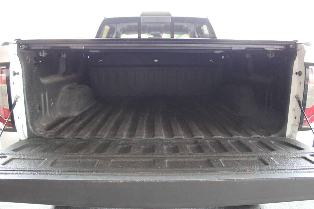 2016 White GMC Sierra 1500 SLT Crew Cab Long Box 4WD (3GTU2NEC6GG) with an 5.3L V8 5.3L V8 engine, Automatic 6-Speed transmission, located at 4301 NW 39th , Oklahoma City, OK, 73112, (405) 949-5600, 35.512135, -97.598671 - NO DRIVERS LICENCE NO-FULL COVERAGE INSURANCE-NO CREDIT CHECK. COME ON OVER TO SUPERSPORTS AND TAKE A LOOK AND TEST DRIVE. PLEASE GIVE US A CALL AT (405) 949-5600. NO LICENSIA DE MANEJAR- NO SEGURO DE COBERTURA TOTAL- NO VERIFICACCION DE CREDITO. POR FAVOR VENGAN A SUPERSPORTS, ECHE UN - Photo#12