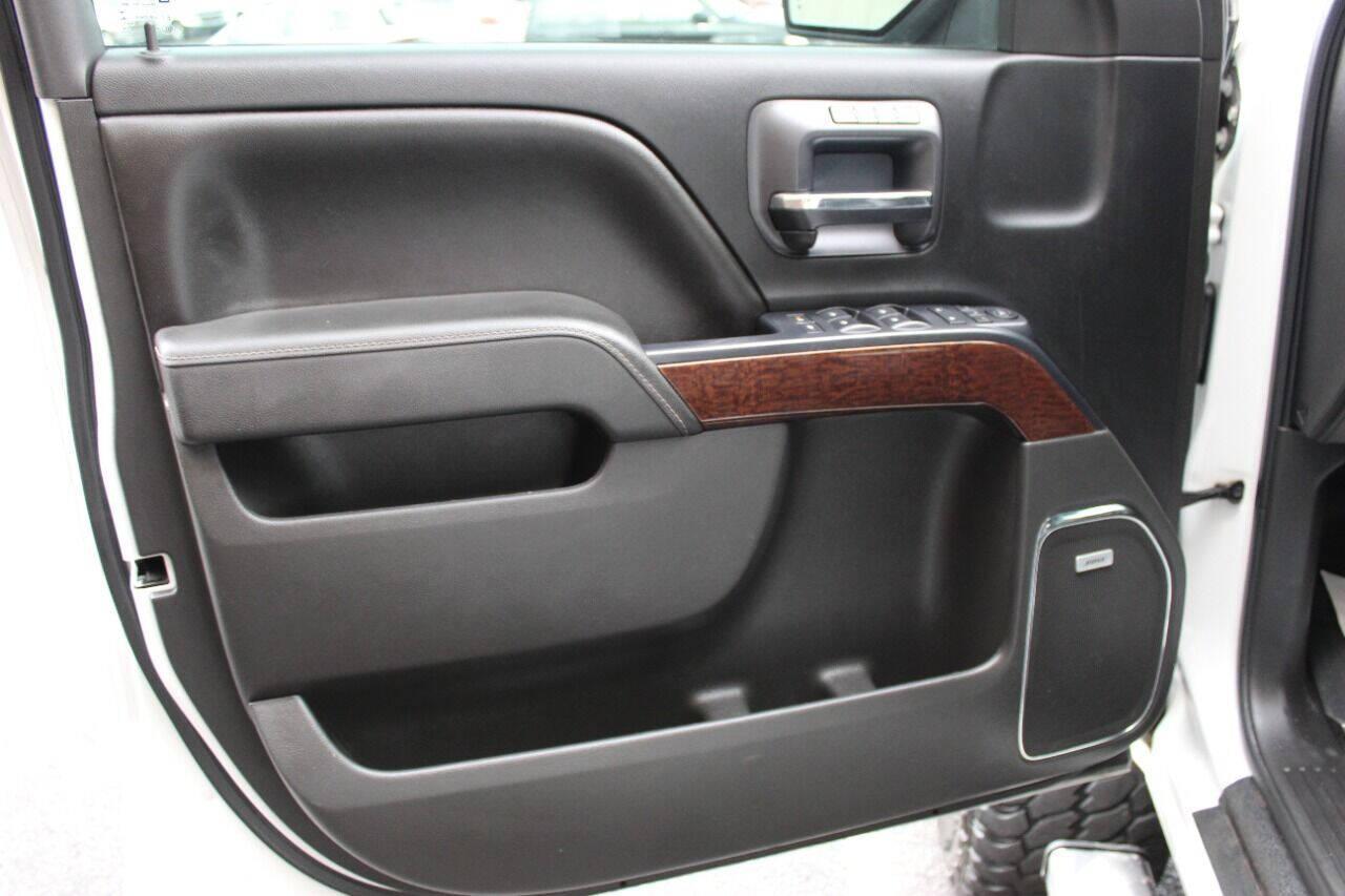 2016 White GMC Sierra 1500 SLT Crew Cab Long Box 4WD (3GTU2NEC6GG) with an 5.3L V8 5.3L V8 engine, Automatic 6-Speed transmission, located at 4301 NW 39th , Oklahoma City, OK, 73112, (405) 949-5600, 35.512135, -97.598671 - NO DRIVERS LICENCE NO-FULL COVERAGE INSURANCE-NO CREDIT CHECK. COME ON OVER TO SUPERSPORTS AND TAKE A LOOK AND TEST DRIVE. PLEASE GIVE US A CALL AT (405) 949-5600. NO LICENSIA DE MANEJAR- NO SEGURO DE COBERTURA TOTAL- NO VERIFICACCION DE CREDITO. POR FAVOR VENGAN A SUPERSPORTS, ECHE UN - Photo#16