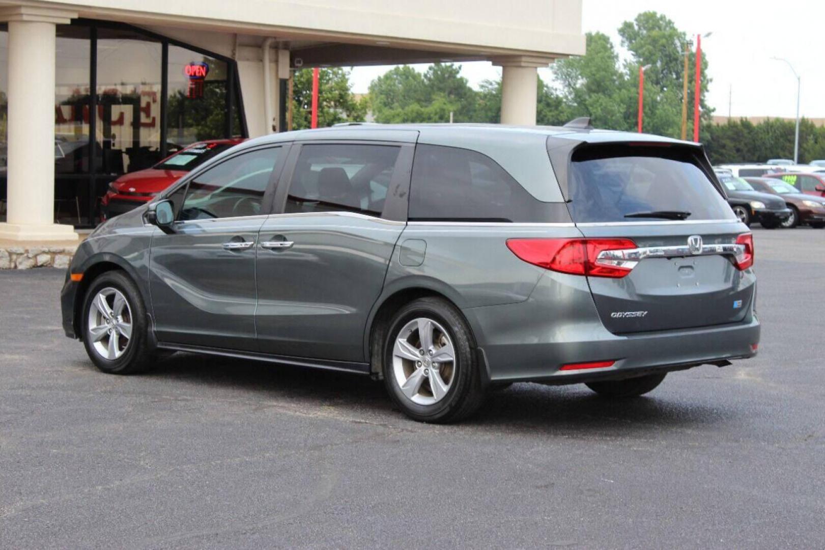 2018 Gray Honda Odyssey EXR (5FNRL6H72JB) with an 3.5L V6 SOHC 24V engine, 6A transmission, located at 4301 NW 39th , Oklahoma City, OK, 73112, (405) 949-5600, 35.512135, -97.598671 - NO DRIVERS LICENCE NO-FULL COVERAGE INSURANCE-NO CREDIT CHECK. COME ON OVER TO SUPERSPORTS AND TAKE A LOOK AND TEST DRIVE PLEASE GIVE US A CALL AT (405) 949-5600. NO LICENSIA DE MANEJAR- NO SEGURO DE COBERTURA TOTAL- NO VERIFICACCION DE CREDITO. POR FAVOR VENGAN A SUPERSPORTS - Photo#5