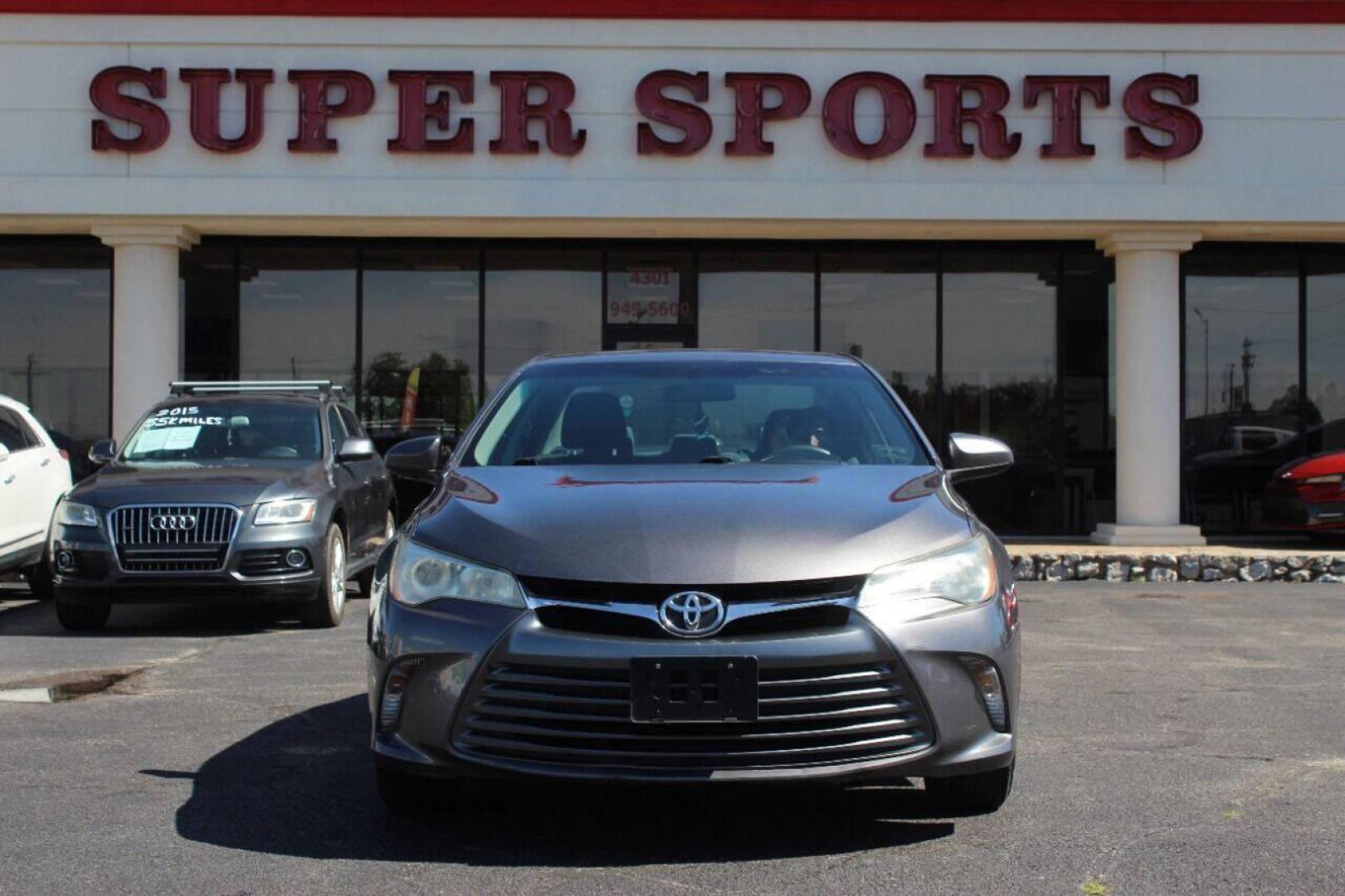 2017 Brown Toyota Camry SE (4T1BF1FKXHU) with an 2.5L L4 DOHC 16V engine, 6A transmission, located at 4301 NW 39th , Oklahoma City, OK, 73112, (405) 949-5600, 35.512135, -97.598671 - Photo#2