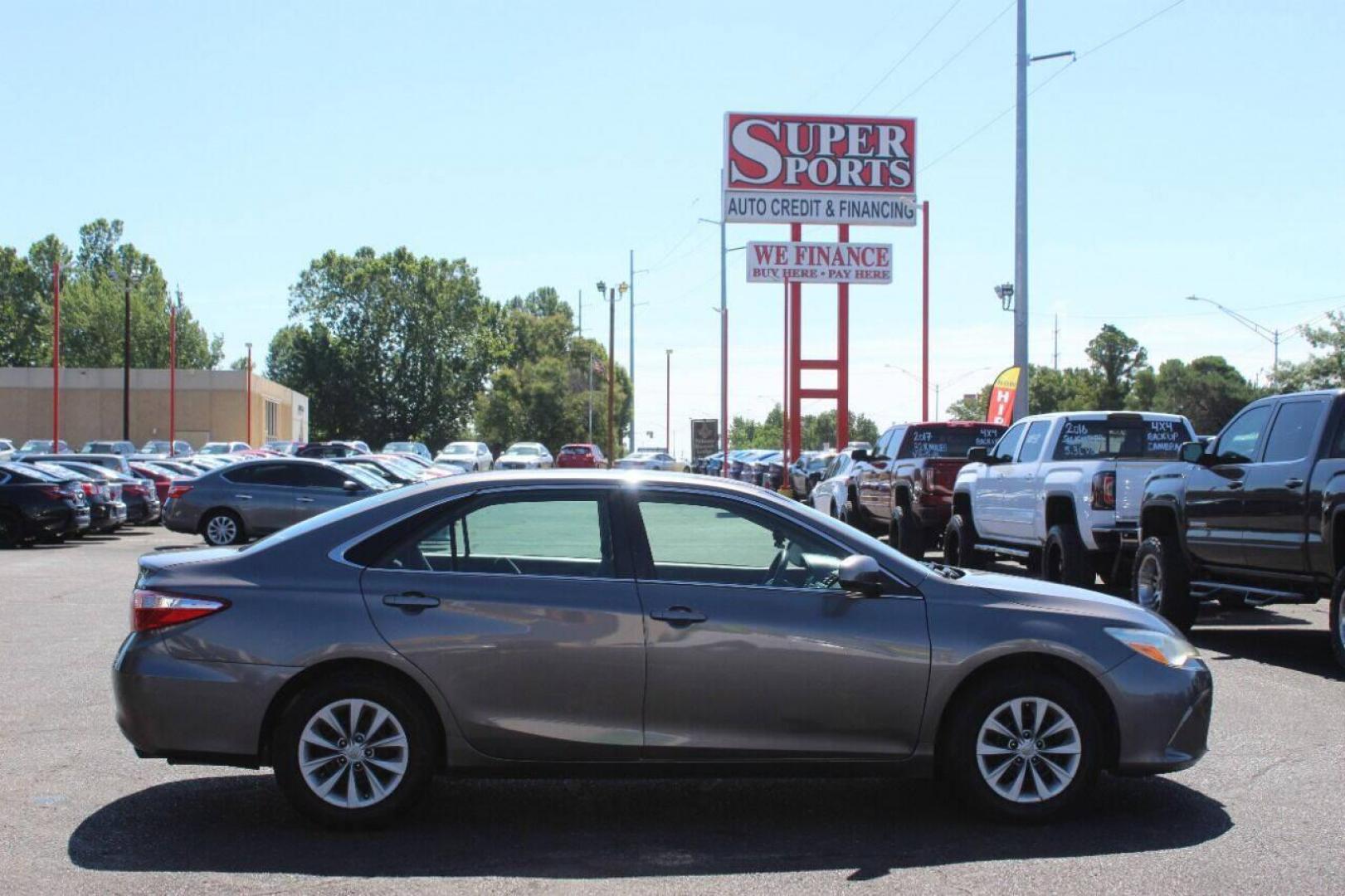 2017 Brown Toyota Camry SE (4T1BF1FKXHU) with an 2.5L L4 DOHC 16V engine, 6A transmission, located at 4301 NW 39th , Oklahoma City, OK, 73112, (405) 949-5600, 35.512135, -97.598671 - NO DRIVERS LICENCE NO-FULL COVERAGE INSURANCE-NO CREDIT CHECK. COME ON OVER TO SUPERSPORTS AND TAKE A LOOK AND TEST DRIVE. PLEASE GIVE US A CALL AT (405) 949-5600. NO LICENSIA DE MANEJAR- NO SEGURO DE COBERTURA TOTAL- NO VERIFICACCION DE CREDITO. POR FAVOR VENGAN A SUPERSPORTS, ECHE UN - Photo#3