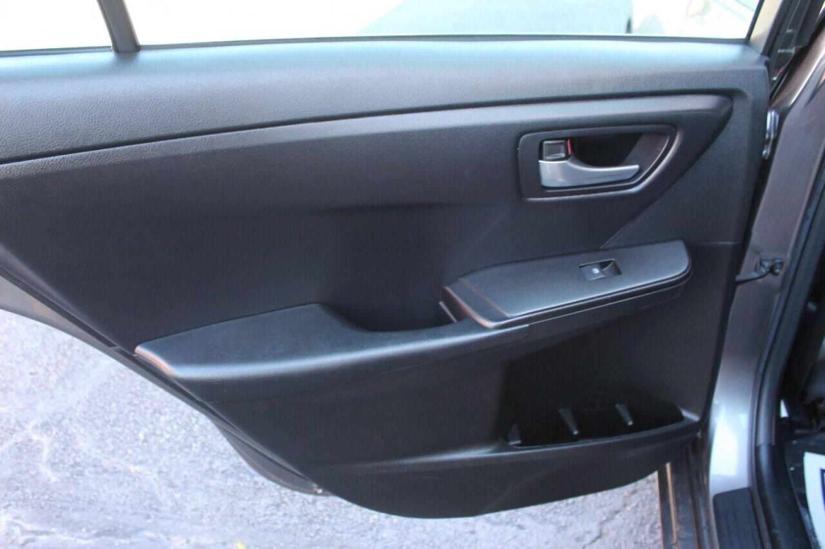 2017 Brown Toyota Camry SE (4T1BF1FKXHU) with an 2.5L L4 DOHC 16V engine, 6A transmission, located at 4301 NW 39th , Oklahoma City, OK, 73112, (405) 949-5600, 35.512135, -97.598671 - NO DRIVERS LICENCE NO-FULL COVERAGE INSURANCE-NO CREDIT CHECK. COME ON OVER TO SUPERSPORTS AND TAKE A LOOK AND TEST DRIVE. PLEASE GIVE US A CALL AT (405) 949-5600. NO LICENSIA DE MANEJAR- NO SEGURO DE COBERTURA TOTAL- NO VERIFICACCION DE CREDITO. POR FAVOR VENGAN A SUPERSPORTS, ECHE UN - Photo#14