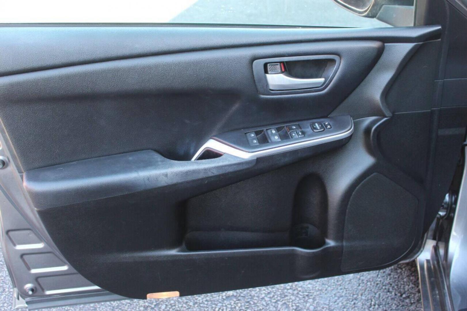 2017 Brown Toyota Camry SE (4T1BF1FKXHU) with an 2.5L L4 DOHC 16V engine, 6A transmission, located at 4301 NW 39th , Oklahoma City, OK, 73112, (405) 949-5600, 35.512135, -97.598671 - NO DRIVERS LICENCE NO-FULL COVERAGE INSURANCE-NO CREDIT CHECK. COME ON OVER TO SUPERSPORTS AND TAKE A LOOK AND TEST DRIVE. PLEASE GIVE US A CALL AT (405) 949-5600. NO LICENSIA DE MANEJAR- NO SEGURO DE COBERTURA TOTAL- NO VERIFICACCION DE CREDITO. POR FAVOR VENGAN A SUPERSPORTS, ECHE UN - Photo#16
