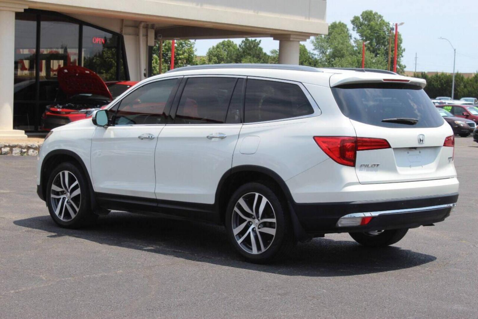 2017 White Honda Pilot Touring 2WD (5FNYF5H96HB) with an 3.5L V6 SOHC 24V engine, 9A transmission, located at 4301 NW 39th , Oklahoma City, OK, 73112, (405) 949-5600, 35.512135, -97.598671 - NO DRIVERS LICENCE NO-FULL COVERAGE INSURANCE-NO CREDIT CHECK. COME ON OVER TO SUPERSPORTS AND TAKE A LOOK AND TEST DRIVE PLEASE GIVE US A CALL AT (405) 949-5600. NO LICENSIA DE MANEJAR- NO SEGURO DE COBERTURA TOTAL- NO VERIFICACCION DE CREDITO. POR FAVOR VENGAN A SUPERSPORTS, ECHE UN VI - Photo#5