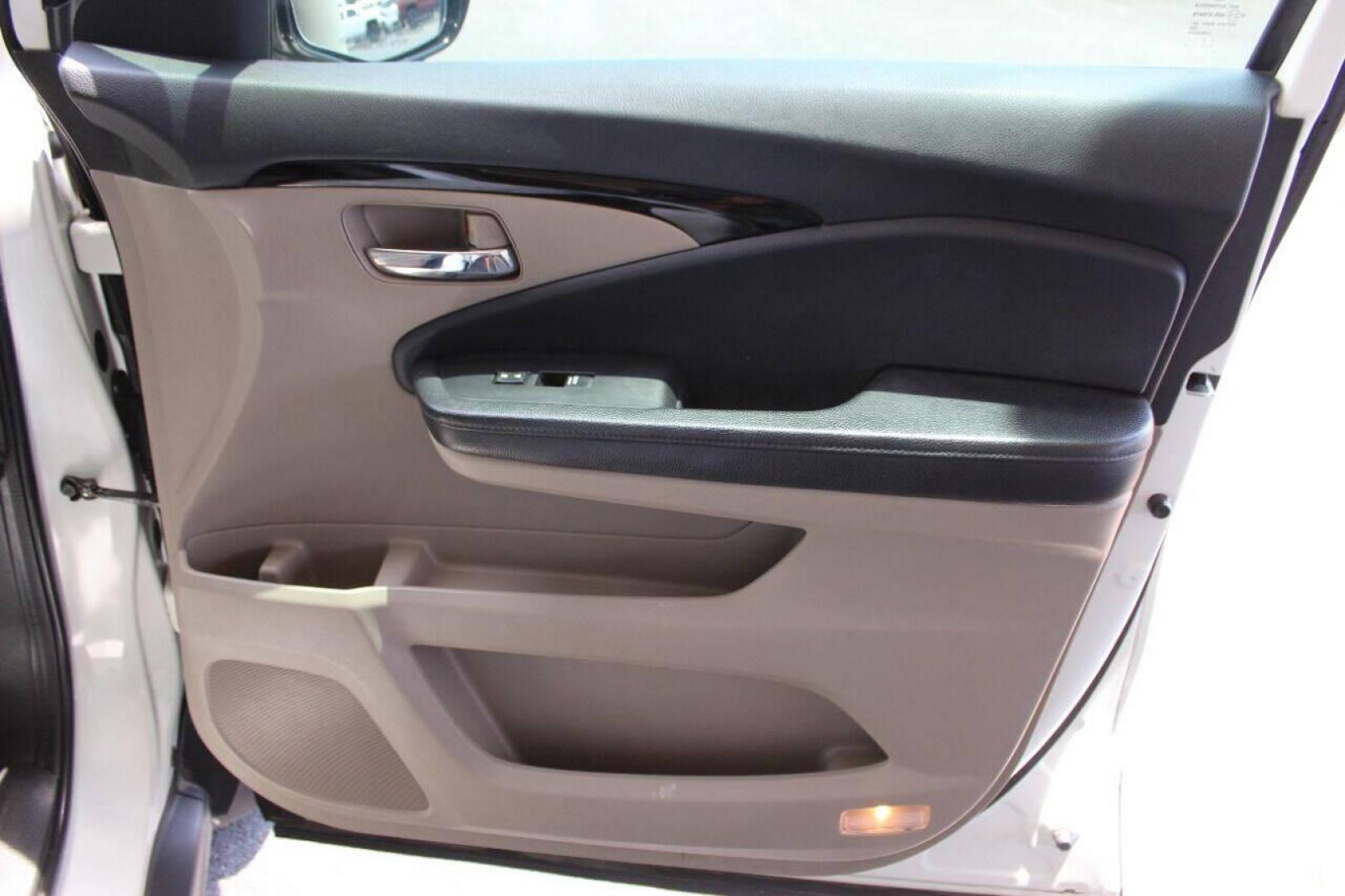 2017 White Honda Pilot Touring 2WD (5FNYF5H96HB) with an 3.5L V6 SOHC 24V engine, 9A transmission, located at 4301 NW 39th , Oklahoma City, OK, 73112, (405) 949-5600, 35.512135, -97.598671 - NO DRIVERS LICENCE NO-FULL COVERAGE INSURANCE-NO CREDIT CHECK. COME ON OVER TO SUPERSPORTS AND TAKE A LOOK AND TEST DRIVE PLEASE GIVE US A CALL AT (405) 949-5600. NO LICENSIA DE MANEJAR- NO SEGURO DE COBERTURA TOTAL- NO VERIFICACCION DE CREDITO. POR FAVOR VENGAN A SUPERSPORTS, ECHE UN VI - Photo#9