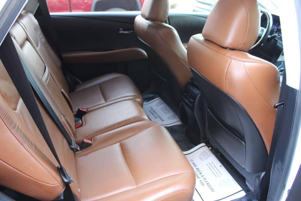 2015 White Lexus RX 350 FWD (2T2ZK1BA3FC) with an 3.5L V6 3.5L V6 engine, Automatic 6-Speed transmission, located at 4301 NW 39th , Oklahoma City, OK, 73112, (405) 949-5600, 35.512135, -97.598671 - Hablamos espanol. SPEND SMART --- BUY FROM SUPER SPORTS. ALL PRICES, DOWN PAYMENTS, PAYMENTS, AND FINANCE TERMS ARE NEGOTIABLE AT THE TIME OF APPROVAL. WE WILL WORK WITH YOU TO FIT YOUR BUDGET. WE WILL EVEN LOWER AND ADJUST THE NUMBERS TO HELP MAKE THE VEHICLE MORE AFFORDABLE FOR YOU.- Photo#10