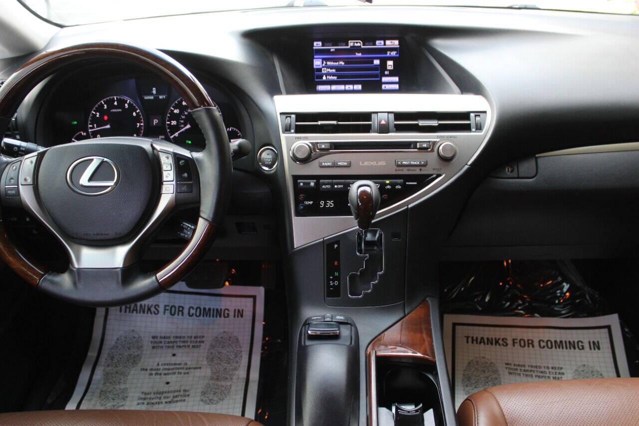 2015 White Lexus RX 350 FWD (2T2ZK1BA3FC) with an 3.5L V6 3.5L V6 engine, Automatic 6-Speed transmission, located at 4301 NW 39th , Oklahoma City, OK, 73112, (405) 949-5600, 35.512135, -97.598671 - Hablamos espanol. SPEND SMART --- BUY FROM SUPER SPORTS. ALL PRICES, DOWN PAYMENTS, PAYMENTS, AND FINANCE TERMS ARE NEGOTIABLE AT THE TIME OF APPROVAL. WE WILL WORK WITH YOU TO FIT YOUR BUDGET. WE WILL EVEN LOWER AND ADJUST THE NUMBERS TO HELP MAKE THE VEHICLE MORE AFFORDABLE FOR YOU.- Photo#17
