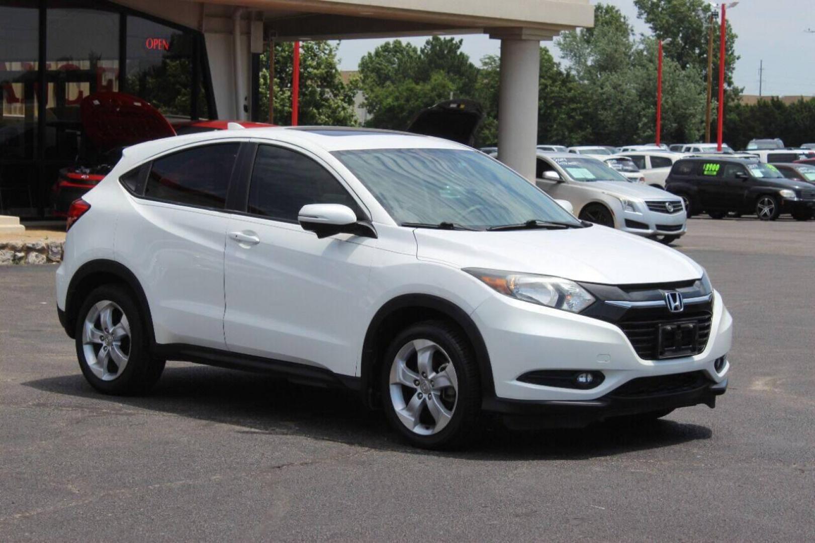 2016 White Honda HR-V EX 2WD CVT (3CZRU5H54GM) with an 1.8L L4 DOHC 16V engine, Continuously Variable Transmission transmission, located at 4301 NW 39th , Oklahoma City, OK, 73112, (405) 949-5600, 35.512135, -97.598671 - NO DRIVERS LICENCE NO-FULL COVERAGE INSURANCE-NO CREDIT CHECK. COME ON OVER TO SUPERSPORTS AND TAKE A LOOK AND TEST DRIVE PLEASE GIVE US A CALL AT (405) 949-5600. NO LICENSIA DE MANEJAR- NO SEGURO DE COBERTURA TOTAL- NO VERIFICACCION DE CREDITO. POR FAVOR VENGAN A SUPERSPORTS, ECHE UN VI - Photo#2