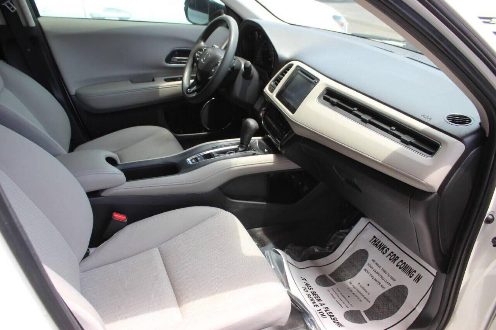 2016 White Honda HR-V EX 2WD CVT (3CZRU5H54GM) with an 1.8L L4 DOHC 16V engine, Continuously Variable Transmission transmission, located at 4301 NW 39th , Oklahoma City, OK, 73112, (405) 949-5600, 35.512135, -97.598671 - NO DRIVERS LICENCE NO-FULL COVERAGE INSURANCE-NO CREDIT CHECK. COME ON OVER TO SUPERSPORTS AND TAKE A LOOK AND TEST DRIVE PLEASE GIVE US A CALL AT (405) 949-5600. NO LICENSIA DE MANEJAR- NO SEGURO DE COBERTURA TOTAL- NO VERIFICACCION DE CREDITO. POR FAVOR VENGAN A SUPERSPORTS, ECHE UN VI - Photo#8