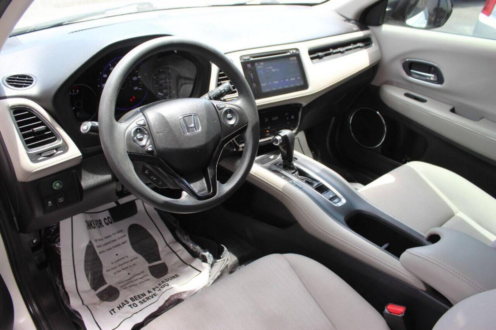 2016 White Honda HR-V EX 2WD CVT (3CZRU5H54GM) with an 1.8L L4 DOHC 16V engine, Continuously Variable Transmission transmission, located at 4301 NW 39th , Oklahoma City, OK, 73112, (405) 949-5600, 35.512135, -97.598671 - NO DRIVERS LICENCE NO-FULL COVERAGE INSURANCE-NO CREDIT CHECK. COME ON OVER TO SUPERSPORTS AND TAKE A LOOK AND TEST DRIVE PLEASE GIVE US A CALL AT (405) 949-5600. NO LICENSIA DE MANEJAR- NO SEGURO DE COBERTURA TOTAL- NO VERIFICACCION DE CREDITO. POR FAVOR VENGAN A SUPERSPORTS, ECHE UN VI - Photo#15
