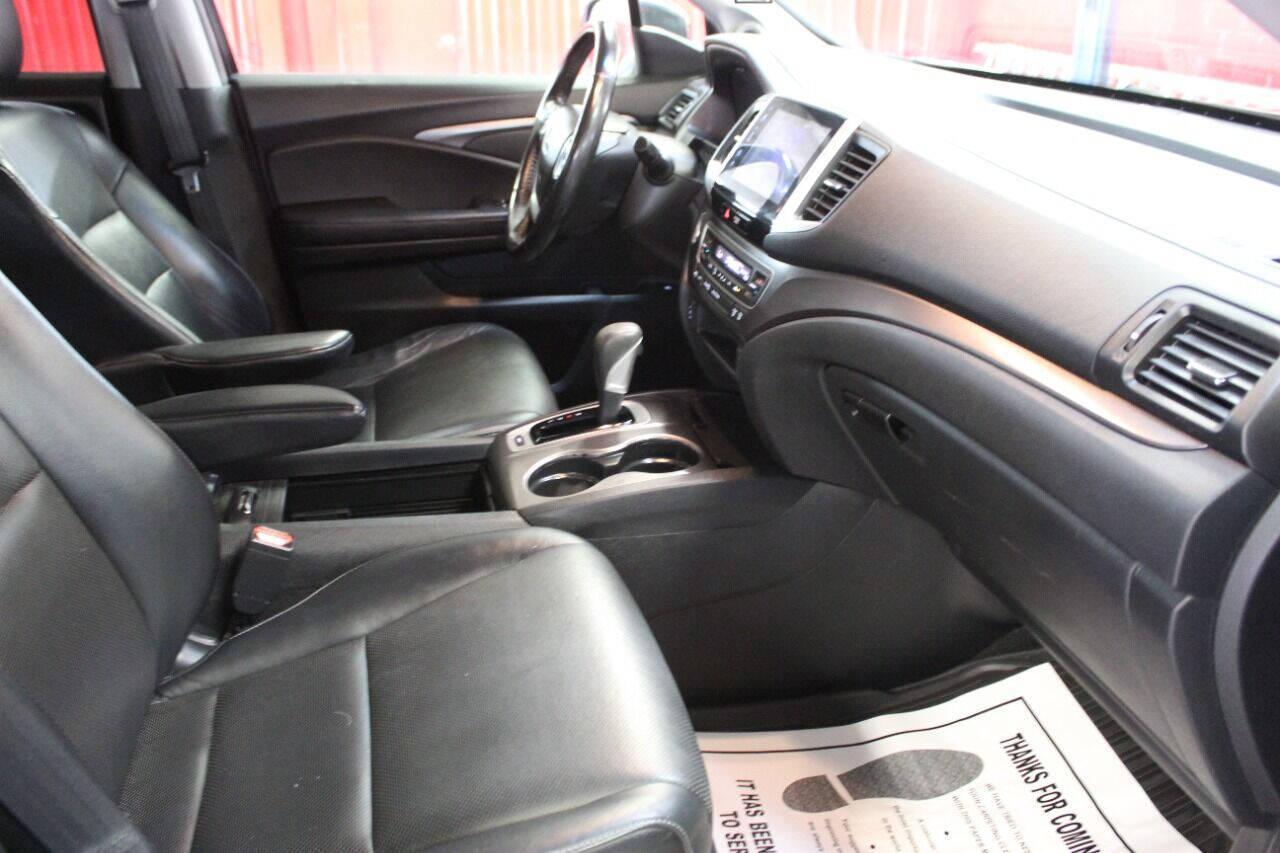 2017 Black Honda Ridgeline RTL-T (5FPYK2F61HB) with an 3.5L V6 SOHC 24V engine, 6A transmission, located at 4301 NW 39th , Oklahoma City, OK, 73112, (405) 949-5600, 35.512135, -97.598671 - Photo#8