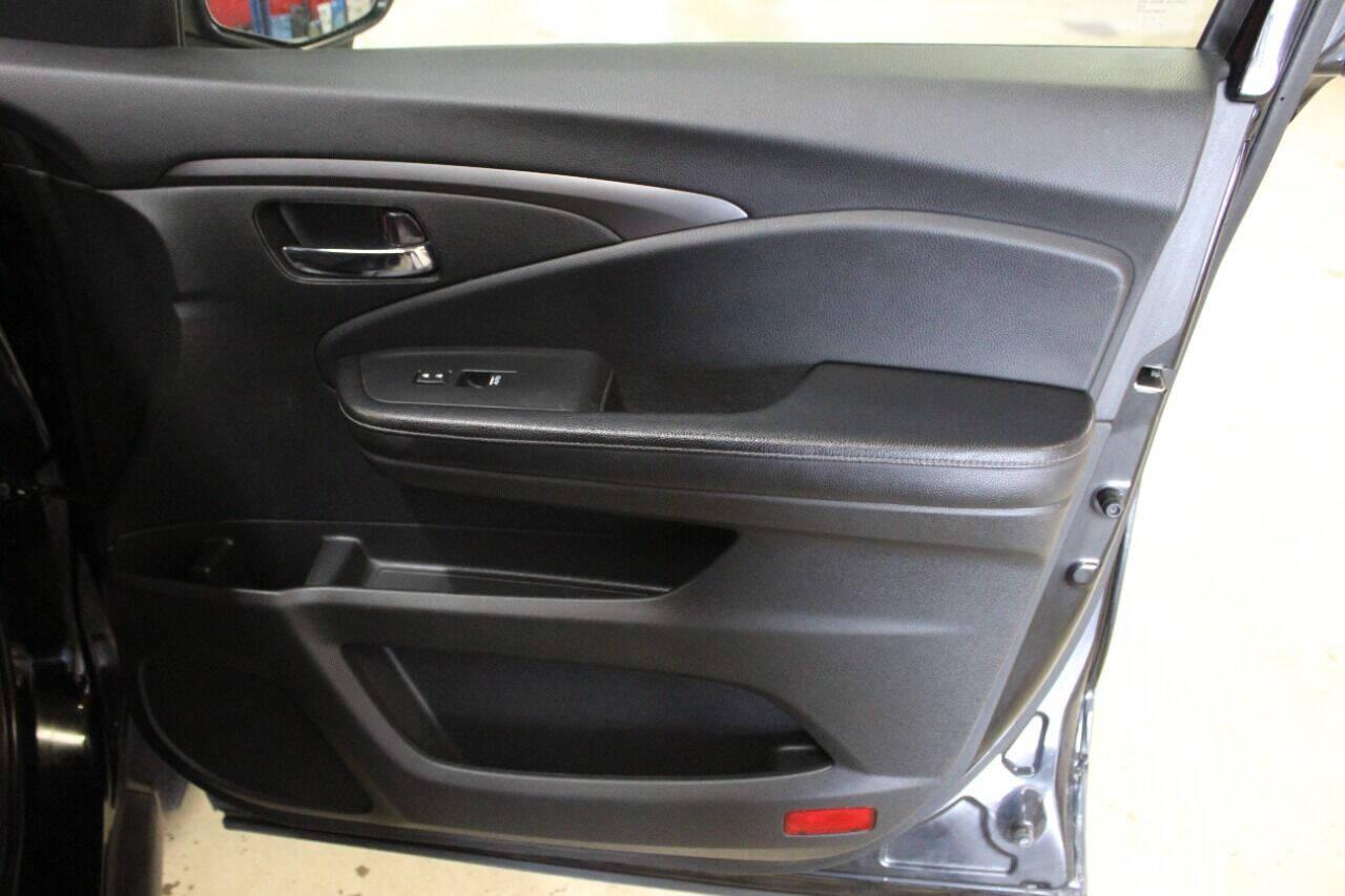 2017 Black Honda Ridgeline RTL-T (5FPYK2F61HB) with an 3.5L V6 SOHC 24V engine, 6A transmission, located at 4301 NW 39th , Oklahoma City, OK, 73112, (405) 949-5600, 35.512135, -97.598671 - Photo#9