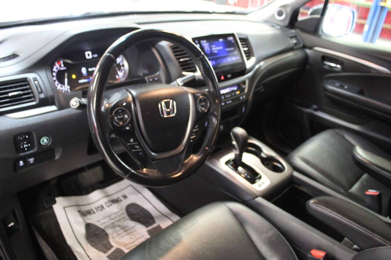 2017 Black Honda Ridgeline RTL-T (5FPYK2F61HB) with an 3.5L V6 SOHC 24V engine, 6A transmission, located at 4301 NW 39th , Oklahoma City, OK, 73112, (405) 949-5600, 35.512135, -97.598671 - Photo#15