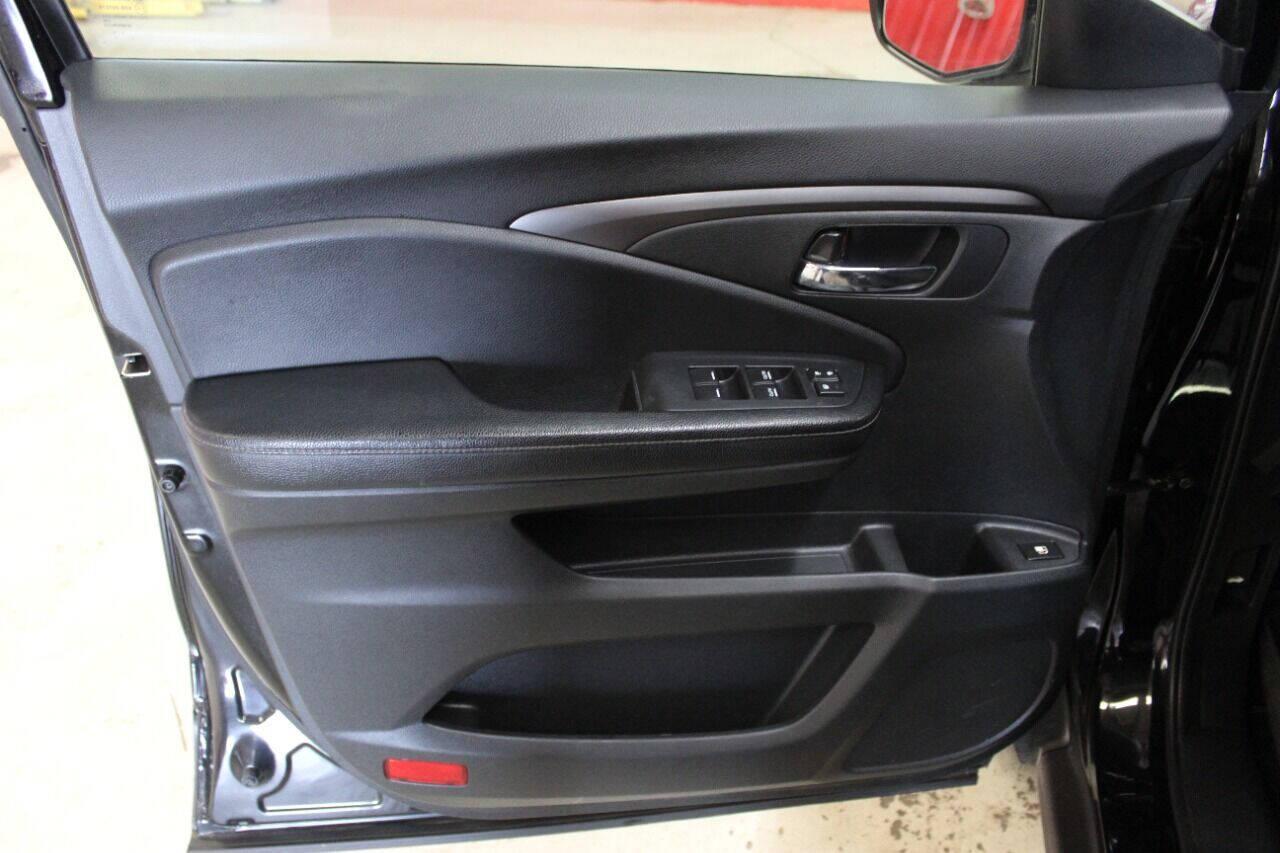 2017 Black Honda Ridgeline RTL-T (5FPYK2F61HB) with an 3.5L V6 SOHC 24V engine, 6A transmission, located at 4301 NW 39th , Oklahoma City, OK, 73112, (405) 949-5600, 35.512135, -97.598671 - Photo#16