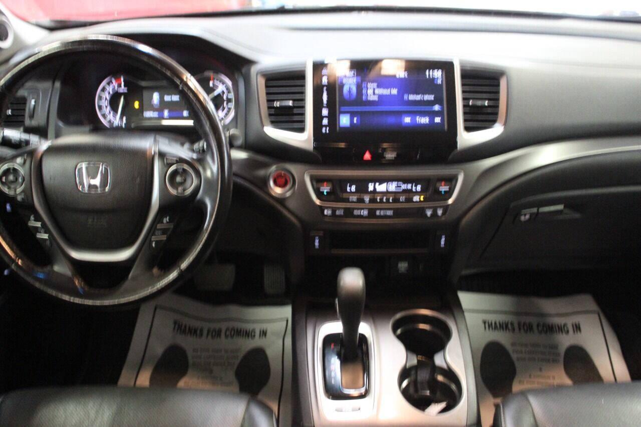 2017 Black Honda Ridgeline RTL-T (5FPYK2F61HB) with an 3.5L V6 SOHC 24V engine, 6A transmission, located at 4301 NW 39th , Oklahoma City, OK, 73112, (405) 949-5600, 35.512135, -97.598671 - Photo#17