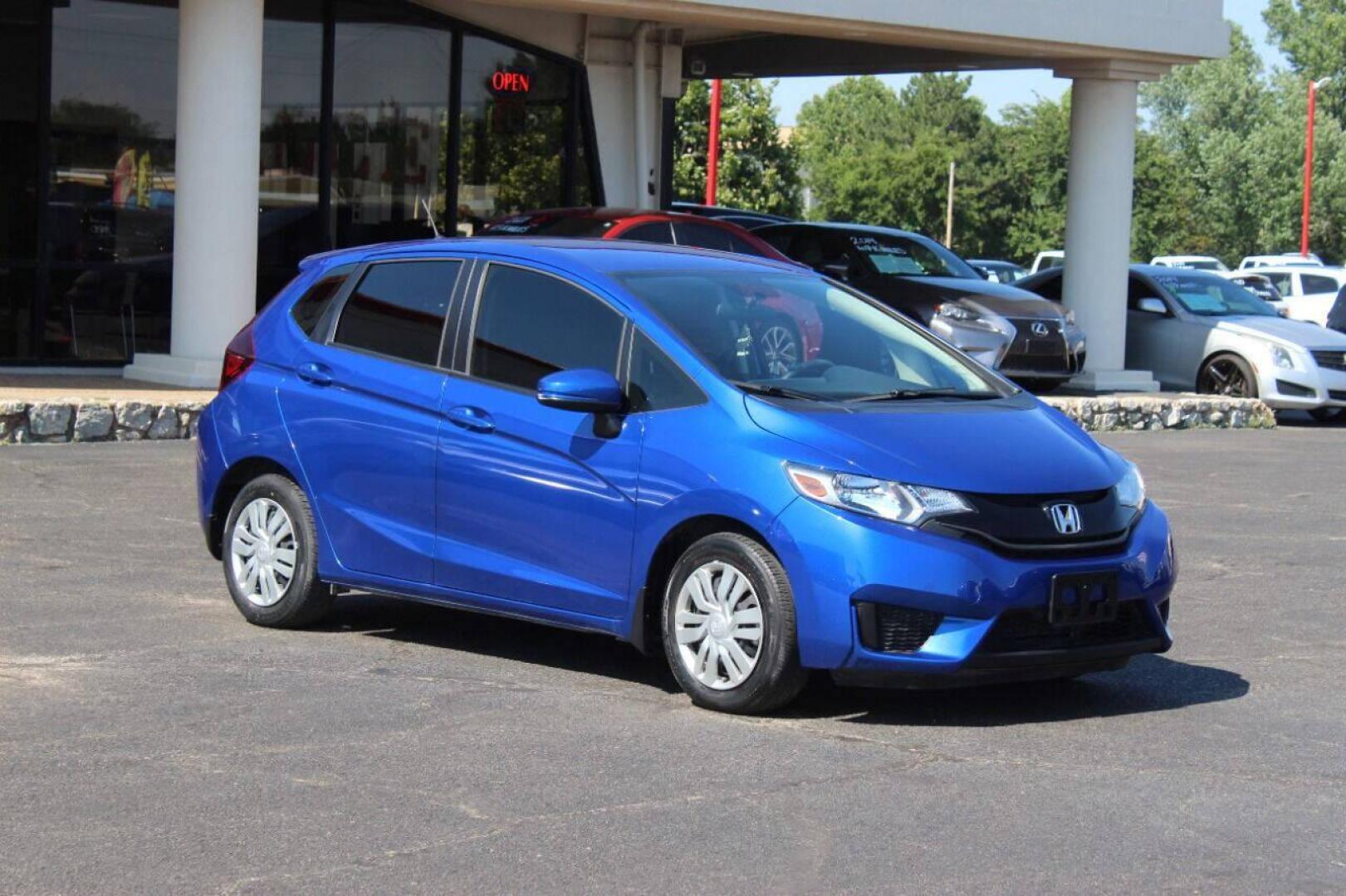 2015 Blue Honda Fit LX CVT (3HGGK5H5XFM) with an 1.5L L4 SOHC 16V engine, Continuously Variable Transmission transmission, located at 4301 NW 39th , Oklahoma City, OK, 73112, (405) 949-5600, 35.512135, -97.598671 - NO DRIVERS LICENCE NO-FULL COVERAGE INSURANCE-NO CREDIT CHECK. COME ON OVER TO SUPERSPORTS AND TAKE A LOOK AND TEST DRIVE. PLEASE GIVE US A CALL AT (405) 949-5600. NO LICENSIA DE MANEJAR- NO SEGURO DE COBERTURA TOTAL- NO VERIFICACCION DE CREDITO. POR FAVOR VENGAN A SUPERSPORTS, ECHE UN - Photo#2