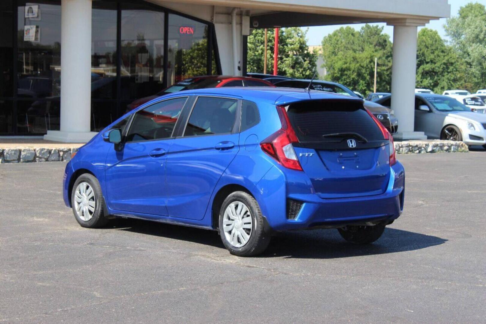 2015 Blue Honda Fit LX CVT (3HGGK5H5XFM) with an 1.5L L4 SOHC 16V engine, Continuously Variable Transmission transmission, located at 4301 NW 39th , Oklahoma City, OK, 73112, (405) 949-5600, 35.512135, -97.598671 - NO DRIVERS LICENCE NO-FULL COVERAGE INSURANCE-NO CREDIT CHECK. COME ON OVER TO SUPERSPORTS AND TAKE A LOOK AND TEST DRIVE. PLEASE GIVE US A CALL AT (405) 949-5600. NO LICENSIA DE MANEJAR- NO SEGURO DE COBERTURA TOTAL- NO VERIFICACCION DE CREDITO. POR FAVOR VENGAN A SUPERSPORTS, ECHE UN - Photo#6