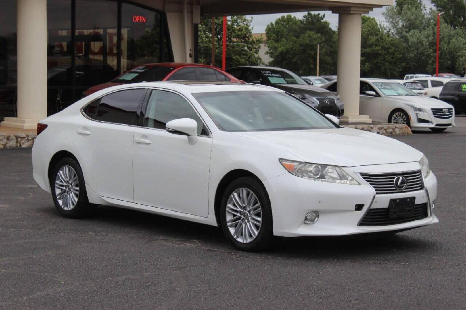 2015 White Lexus ES 350 Sedan (JTHBK1GG3F2) with an 3.5L V6 DOHC 24V engine, 6-Speed Automatic transmission, located at 4301 NW 39th , Oklahoma City, OK, 73112, (405) 949-5600, 35.512135, -97.598671 - NO DRIVERS LICENCE NO-FULL COVERAGE INSURANCE-NO CREDIT CHECK. COME ON OVER TO SUPERSPORTS AND TAKE A LOOK AND TEST DRIVE. PLEASE GIVE US A CALL AT (405) 949-5600. NO LICENSIA DE MANEJAR- NO SEGURO DE COBERTURA TOTAL- NO VERIFICACCION DE CREDITO. POR FAVOR VENGAN A SUPERSPORTS, ECHE UN - Photo#2