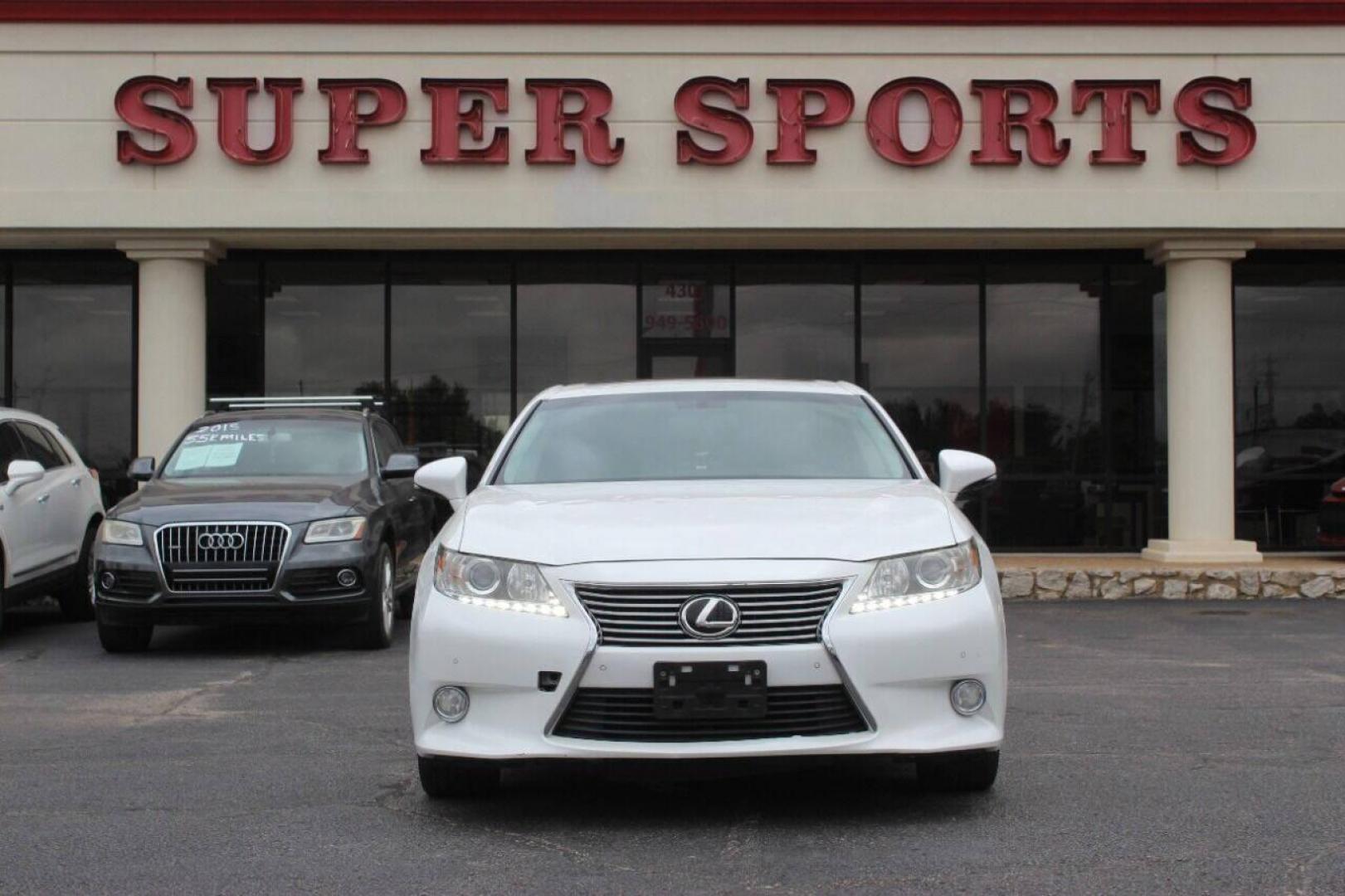 2015 White Lexus ES 350 Sedan (JTHBK1GG3F2) with an 3.5L V6 DOHC 24V engine, 6-Speed Automatic transmission, located at 4301 NW 39th , Oklahoma City, OK, 73112, (405) 949-5600, 35.512135, -97.598671 - NO DRIVERS LICENCE NO-FULL COVERAGE INSURANCE-NO CREDIT CHECK. COME ON OVER TO SUPERSPORTS AND TAKE A LOOK AND TEST DRIVE. PLEASE GIVE US A CALL AT (405) 949-5600. NO LICENSIA DE MANEJAR- NO SEGURO DE COBERTURA TOTAL- NO VERIFICACCION DE CREDITO. POR FAVOR VENGAN A SUPERSPORTS, ECHE UN - Photo#3