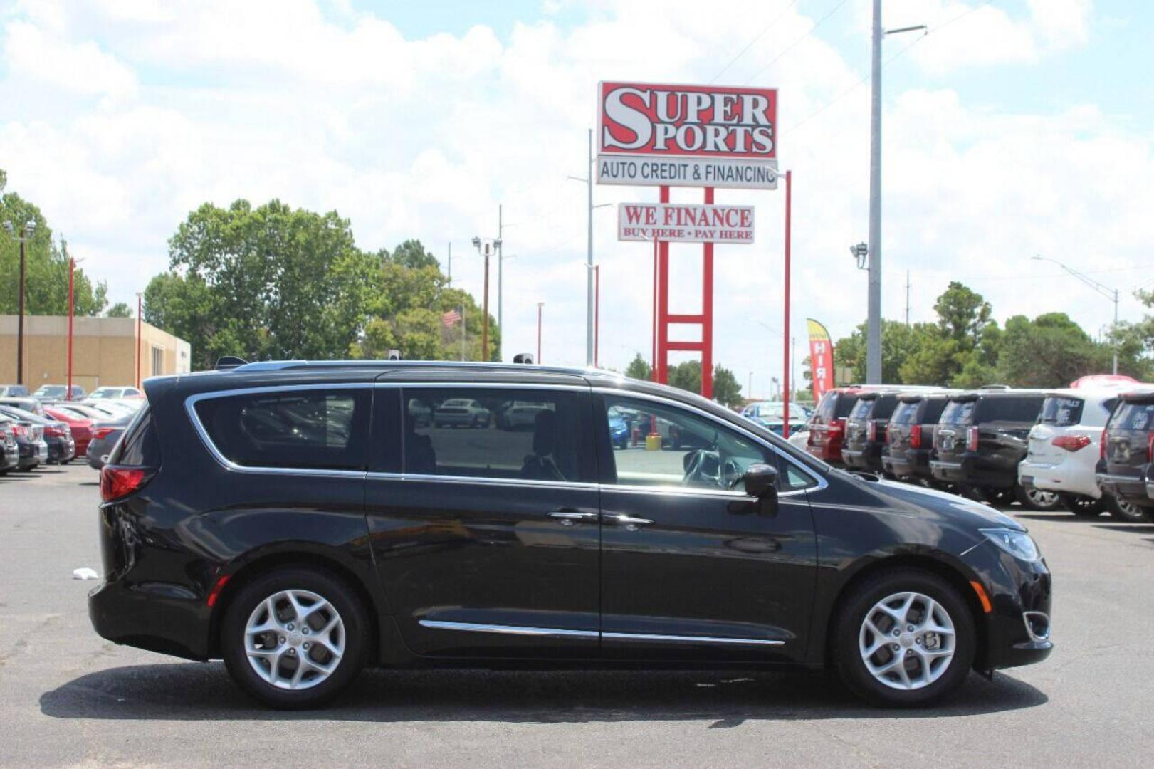 2018 Black Chrysler Pacifica Touring-L Plus (2C4RC1EG5JR) with an 3.6L V6 DOHC 24V engine, 9A transmission, located at 4301 NW 39th , Oklahoma City, OK, 73112, (405) 949-5600, 35.512135, -97.598671 - Photo#3
