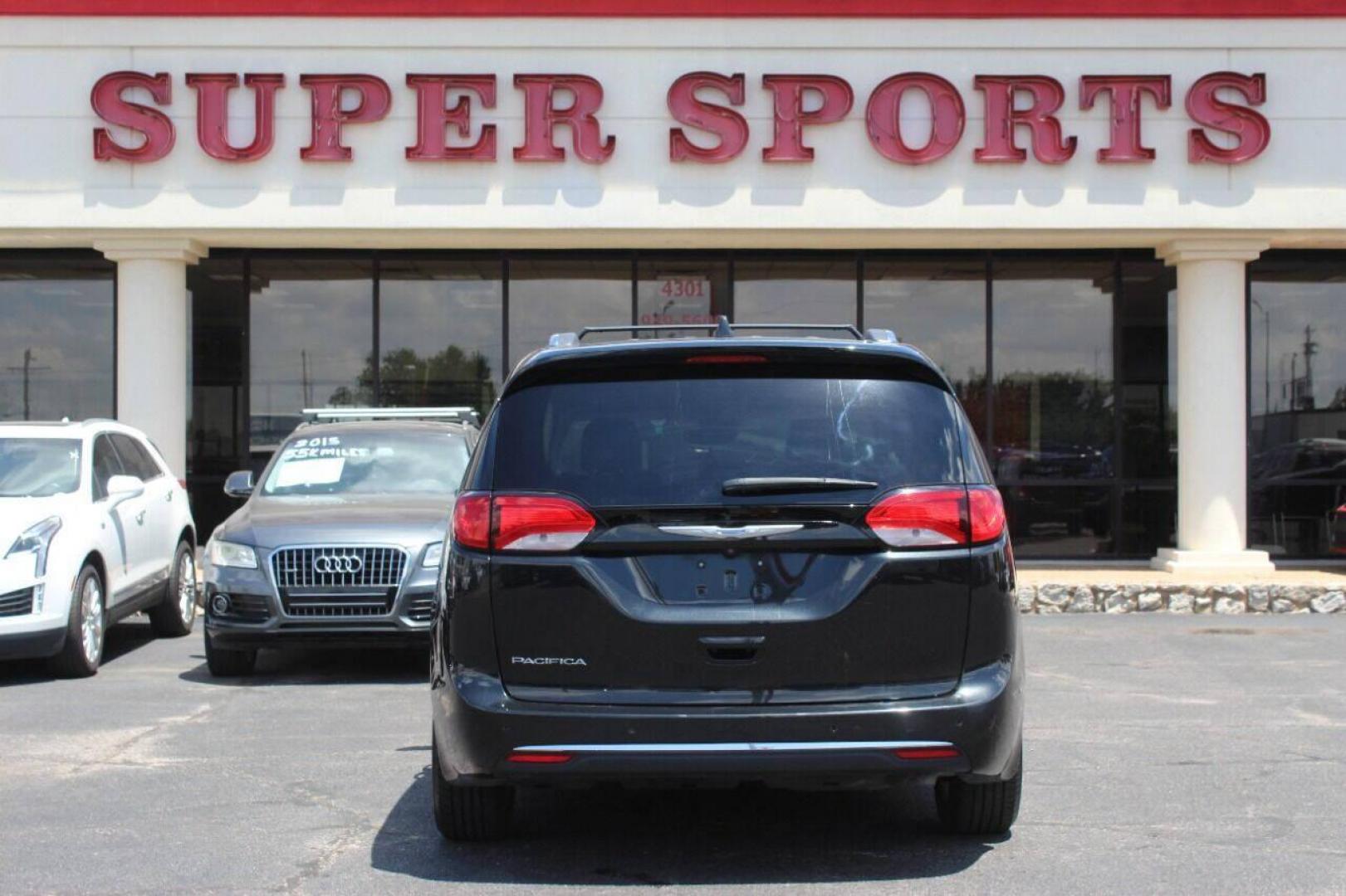2018 Black Chrysler Pacifica Touring-L Plus (2C4RC1EG5JR) with an 3.6L V6 DOHC 24V engine, 9A transmission, located at 4301 NW 39th , Oklahoma City, OK, 73112, (405) 949-5600, 35.512135, -97.598671 - Photo#4