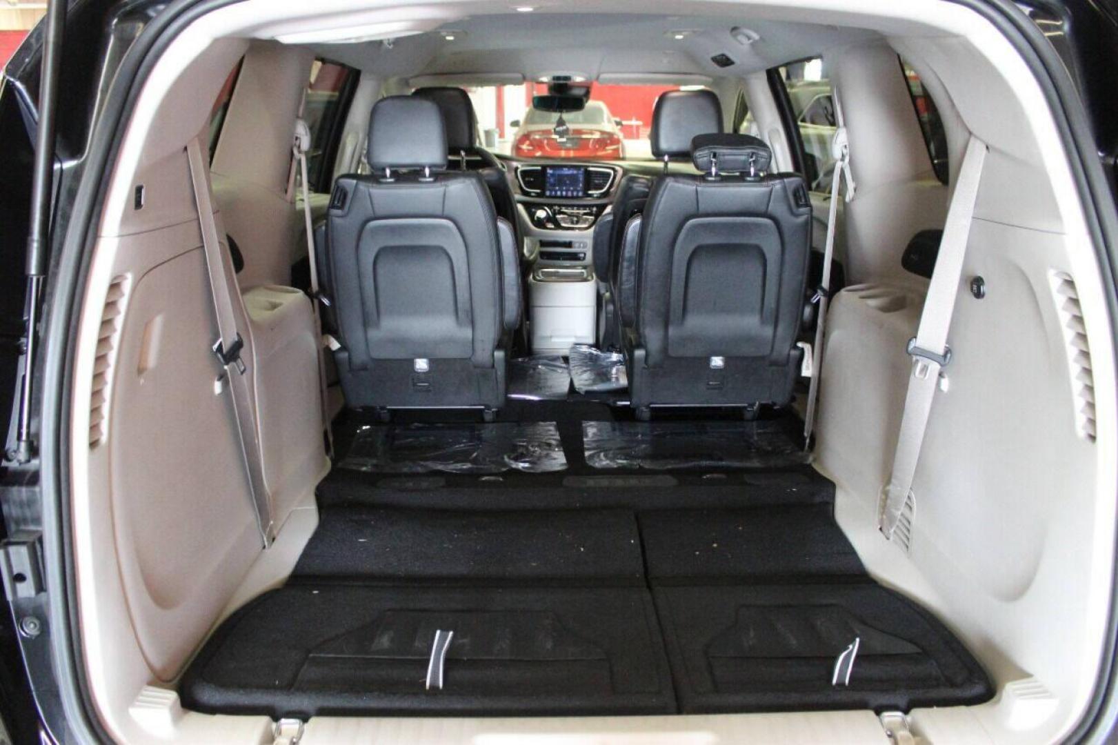 2018 Black Chrysler Pacifica Touring-L Plus (2C4RC1EG5JR) with an 3.6L V6 DOHC 24V engine, 9A transmission, located at 4301 NW 39th , Oklahoma City, OK, 73112, (405) 949-5600, 35.512135, -97.598671 - Photo#13