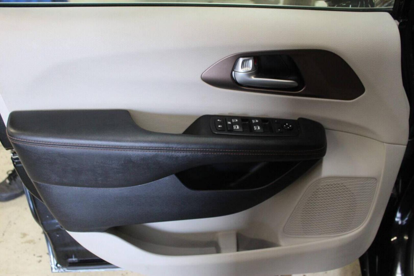 2018 Black Chrysler Pacifica Touring-L Plus (2C4RC1EG5JR) with an 3.6L V6 DOHC 24V engine, 9A transmission, located at 4301 NW 39th , Oklahoma City, OK, 73112, (405) 949-5600, 35.512135, -97.598671 - Photo#18