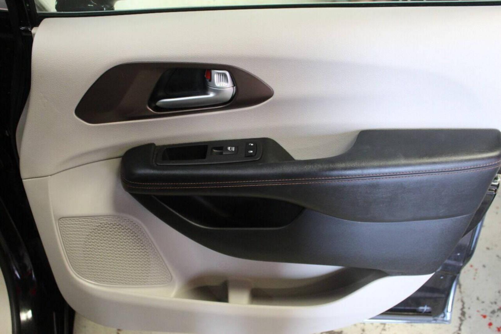 2018 Black Chrysler Pacifica Touring-L Plus (2C4RC1EG5JR) with an 3.6L V6 DOHC 24V engine, 9A transmission, located at 4301 NW 39th , Oklahoma City, OK, 73112, (405) 949-5600, 35.512135, -97.598671 - Photo#9